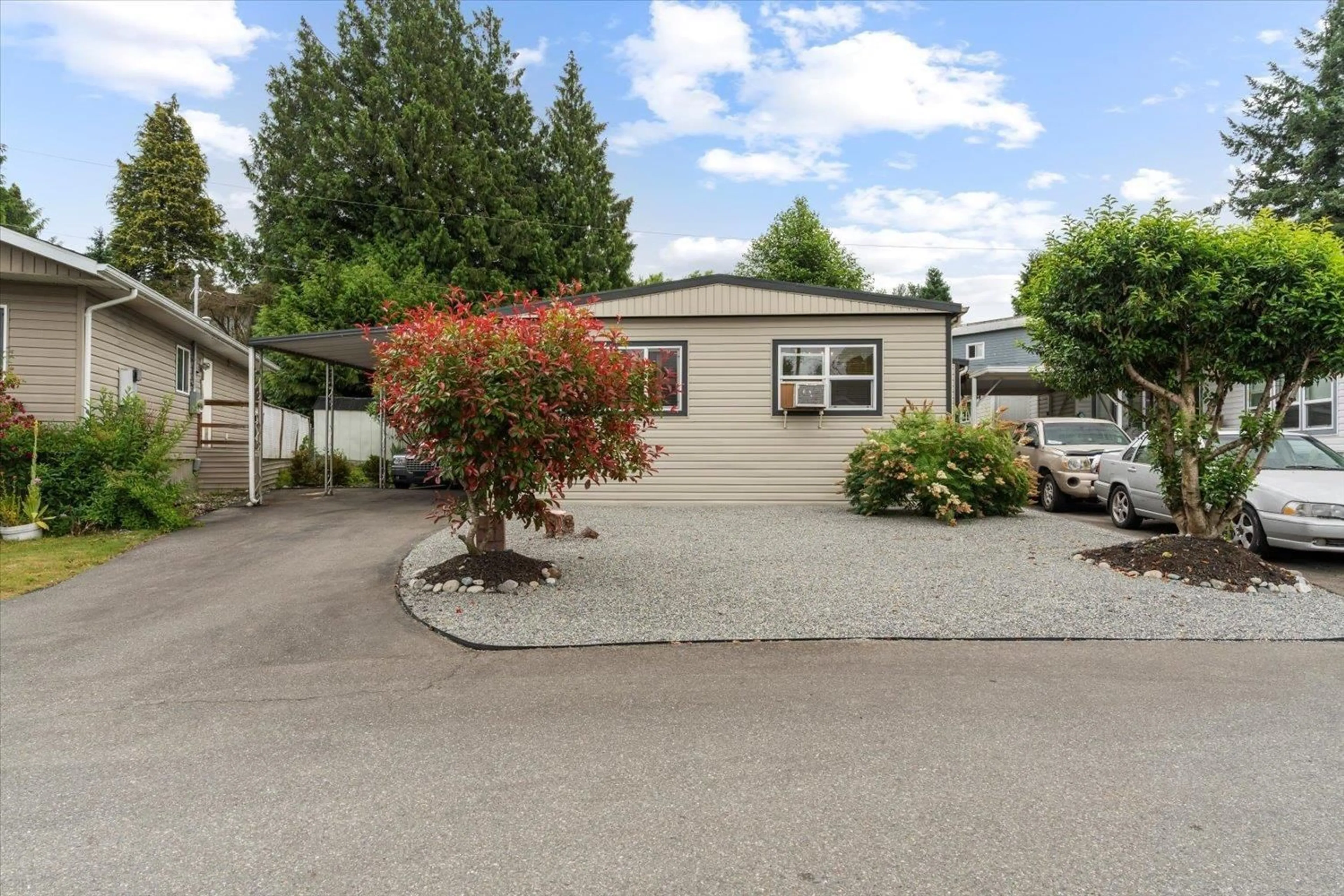 A pic from outside/outdoor area/front of a property/back of a property/a pic from drone, street for 15 - 31313 LIVINGSTONE, Abbotsford British Columbia V2T4T1