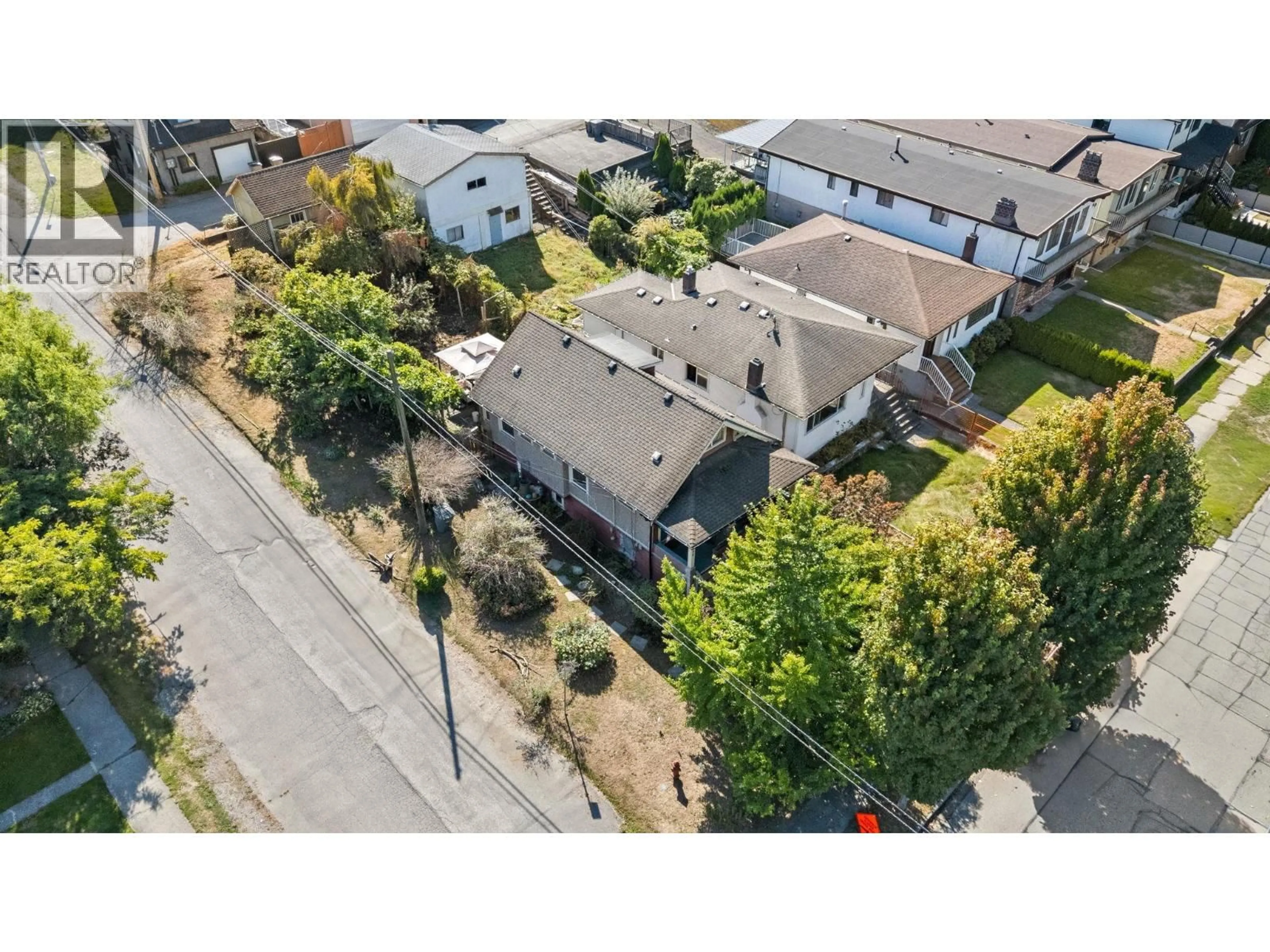 A pic from outside/outdoor area/front of a property/back of a property/a pic from drone, street for 2996 VENABLES STREET, Vancouver British Columbia V5K2R9