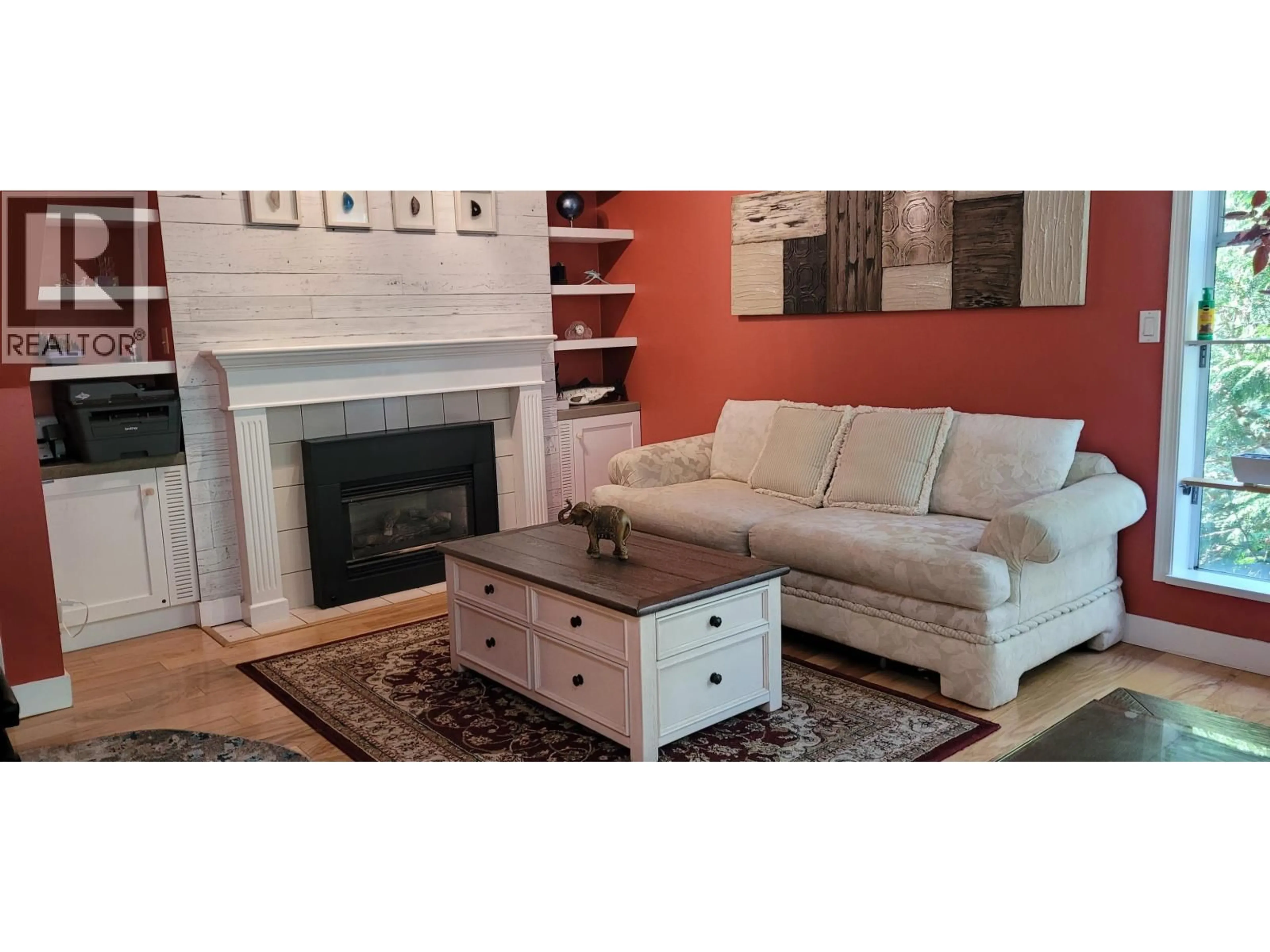 Living room with furniture, wood/laminate floor for 28 - 7345 SANDBORNE AVENUE, Burnaby British Columbia V3N4W6