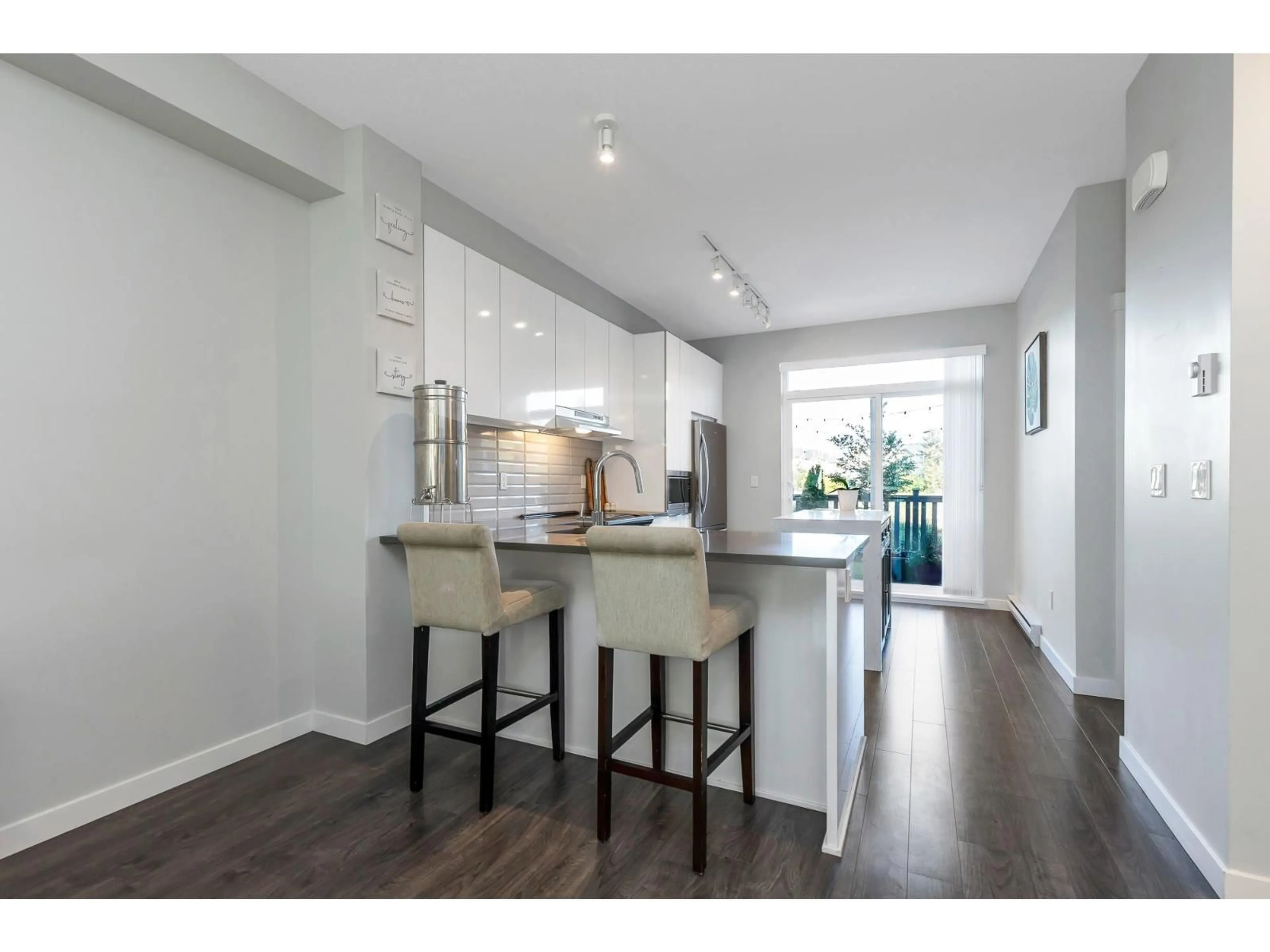 Open concept kitchen, wood/laminate floor for 189 - 30930 WESTRIDGE, Abbotsford British Columbia V2T0H6