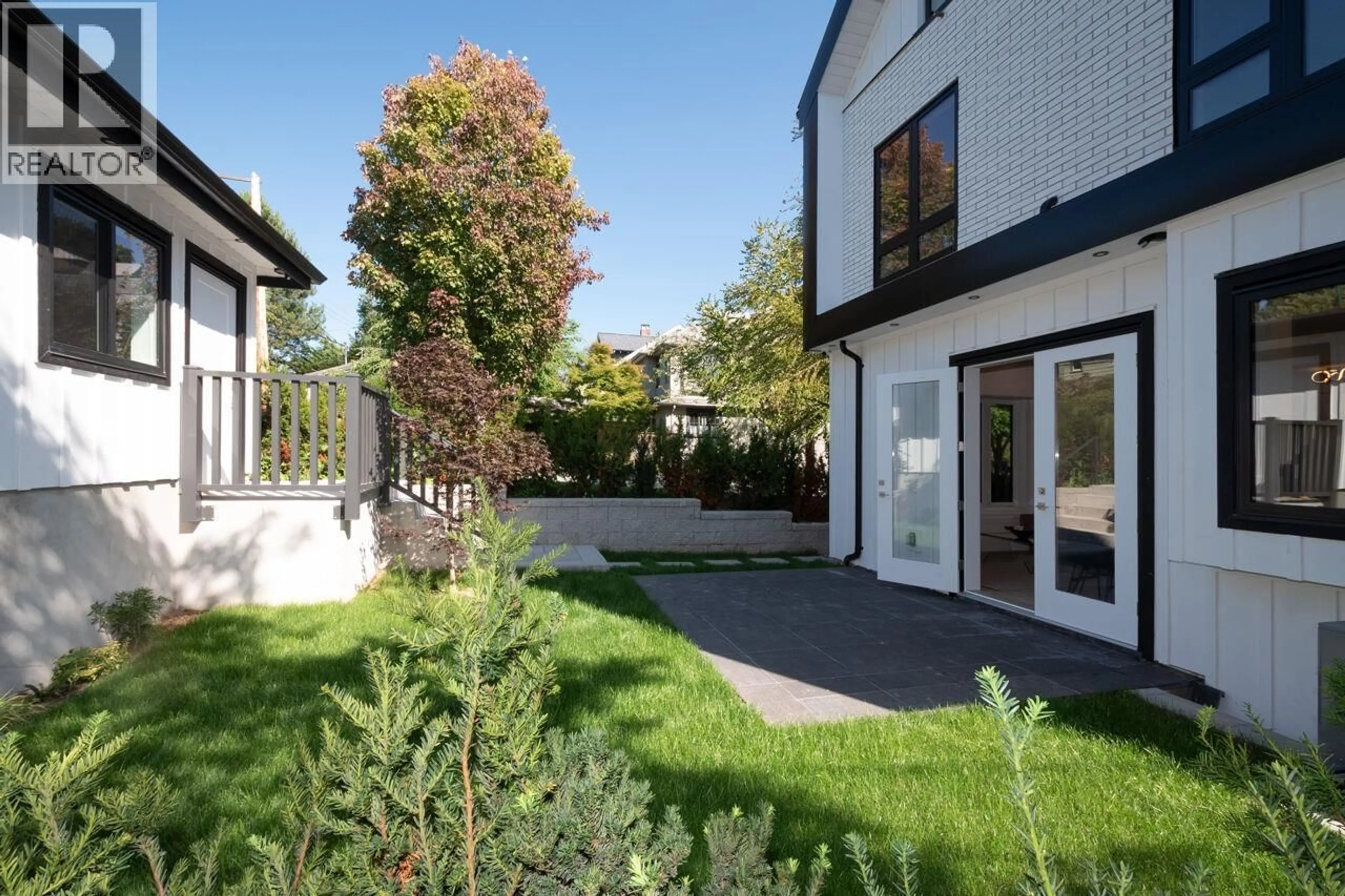 Patio, street for 3075 COURTENAY STREET, Vancouver British Columbia V6R3X8