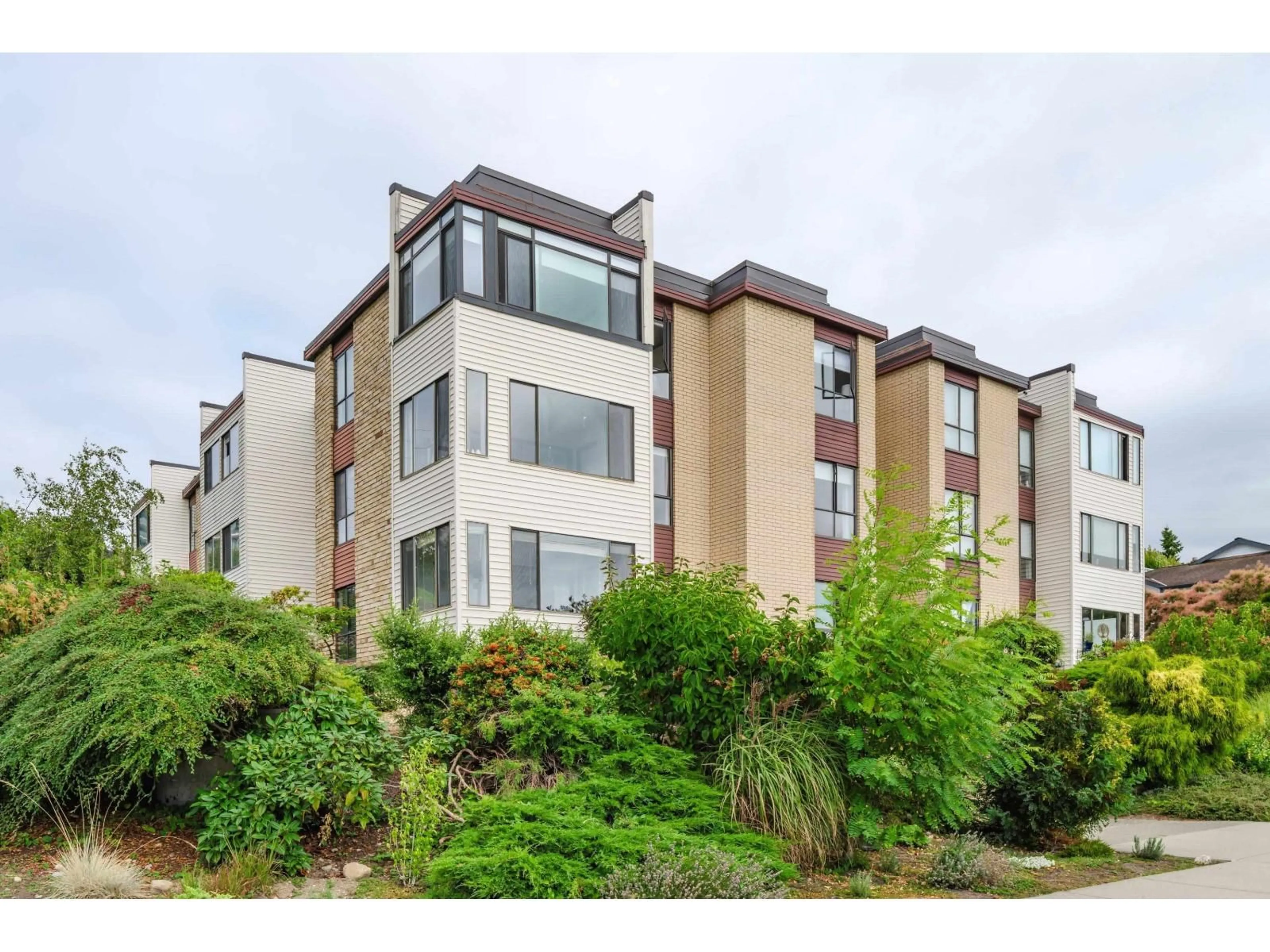 A pic from outside/outdoor area/front of a property/back of a property/a pic from drone, unknown for 201 - 15265 ROPER, White Rock British Columbia V4B2E9