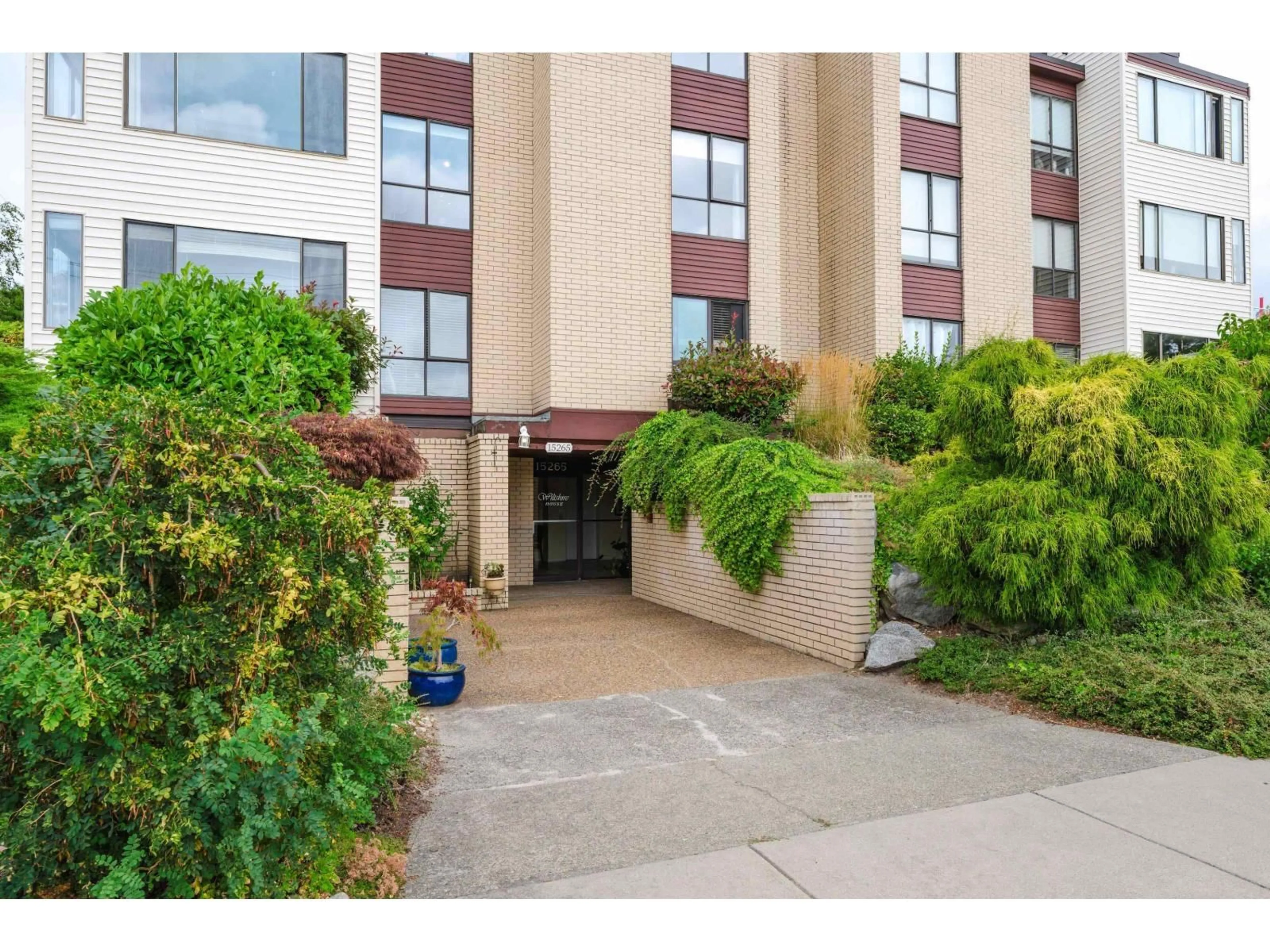 Indoor foyer for 201 - 15265 ROPER, White Rock British Columbia V4B2E9