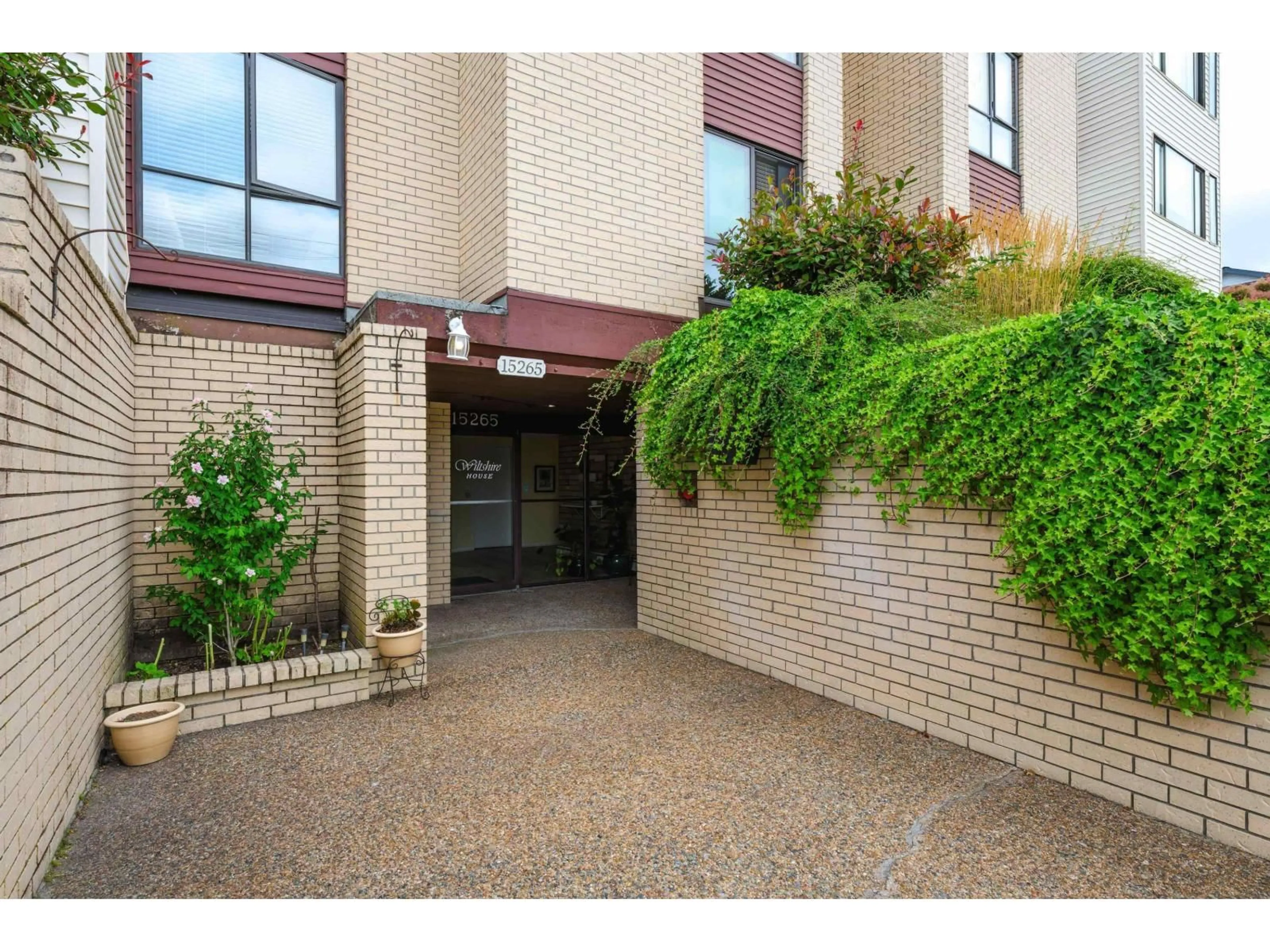 Indoor foyer for 201 - 15265 ROPER, White Rock British Columbia V4B2E9