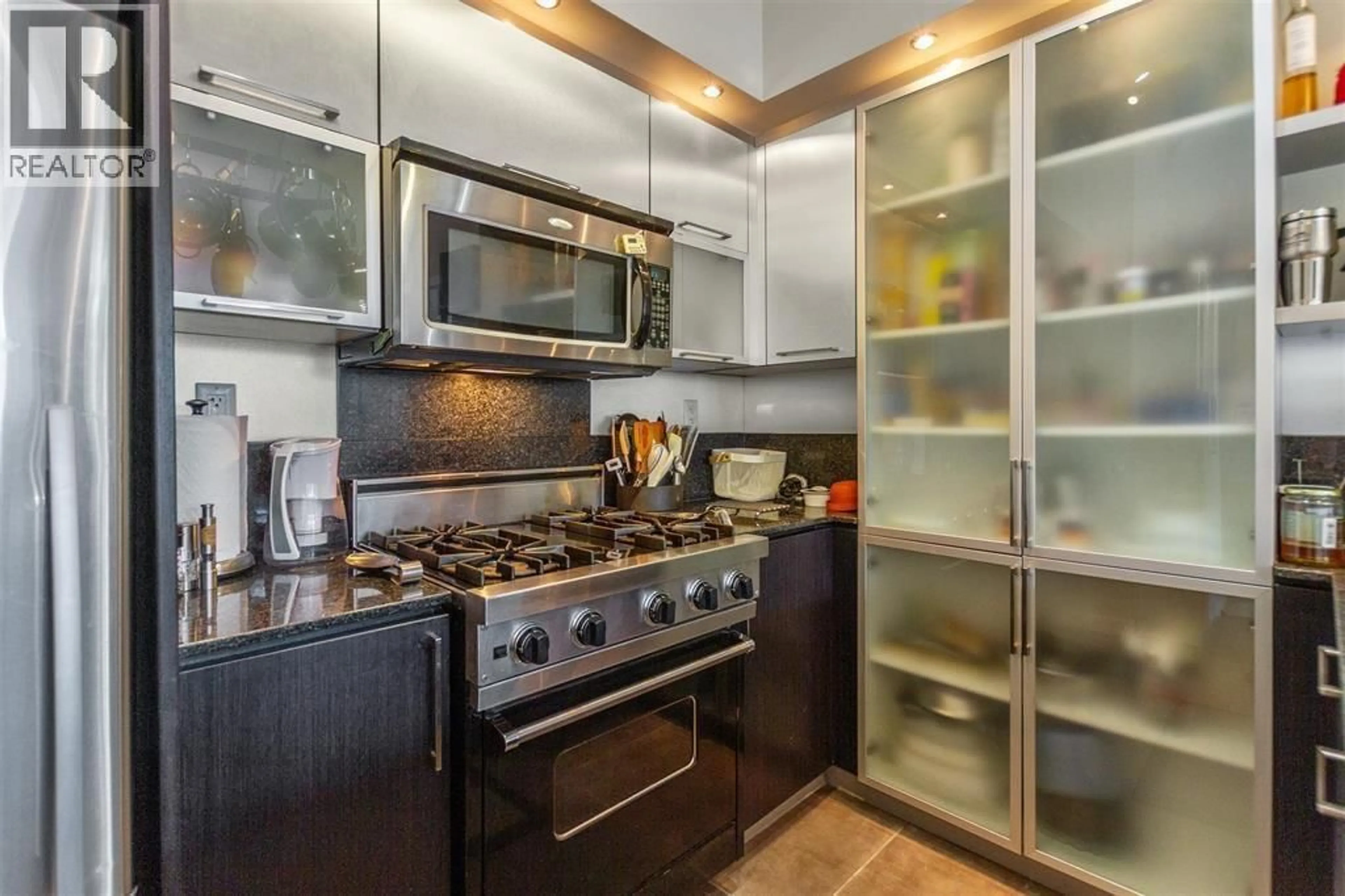 Contemporary kitchen, unknown for 301 - 2980 ATLANTIC AVENUE, Coquitlam British Columbia V3B0G2