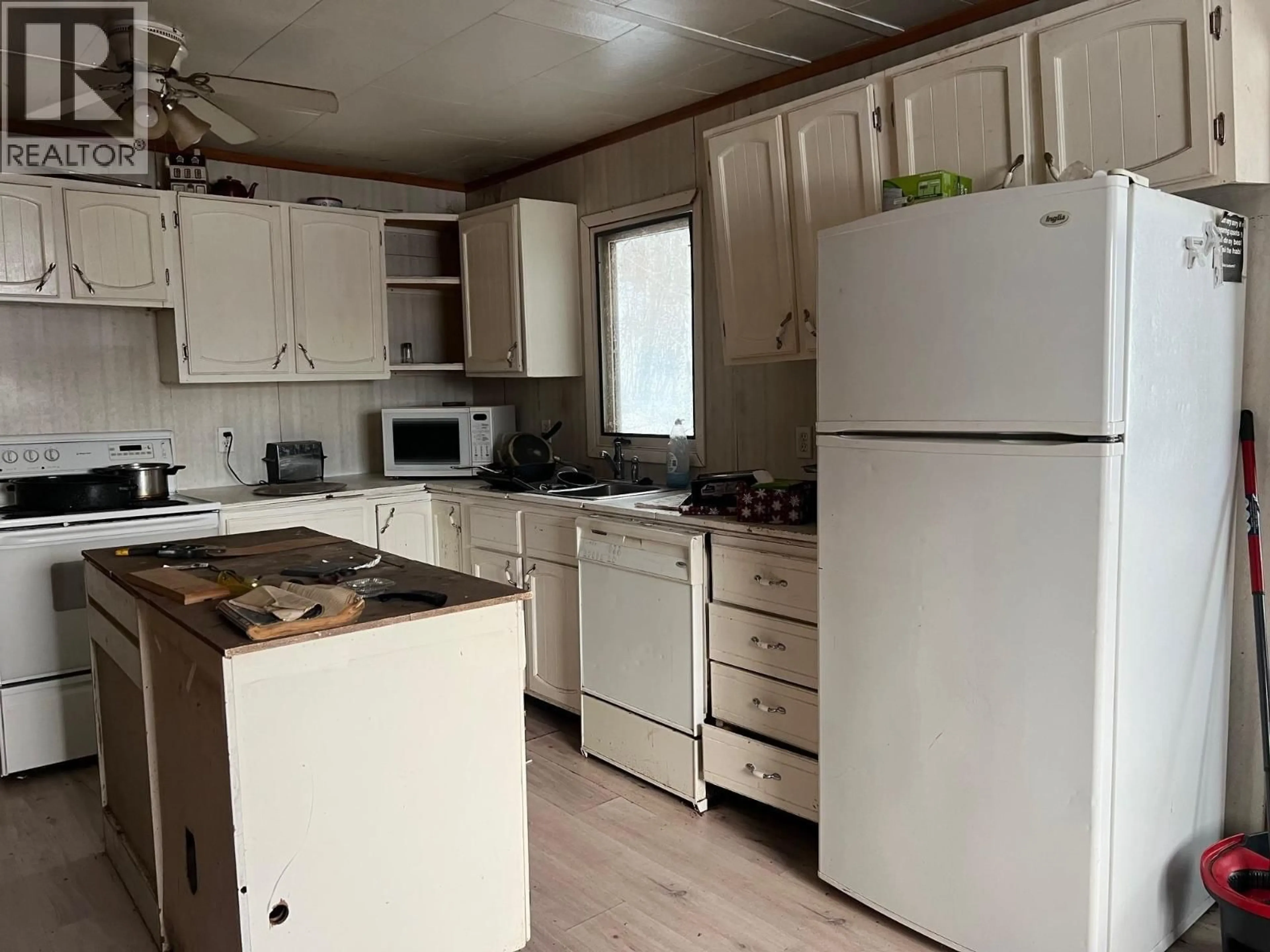 Standard kitchen, wood/laminate floor for 10109 BEATTIE DRIVE, Hudsons Hope British Columbia V0C1V0