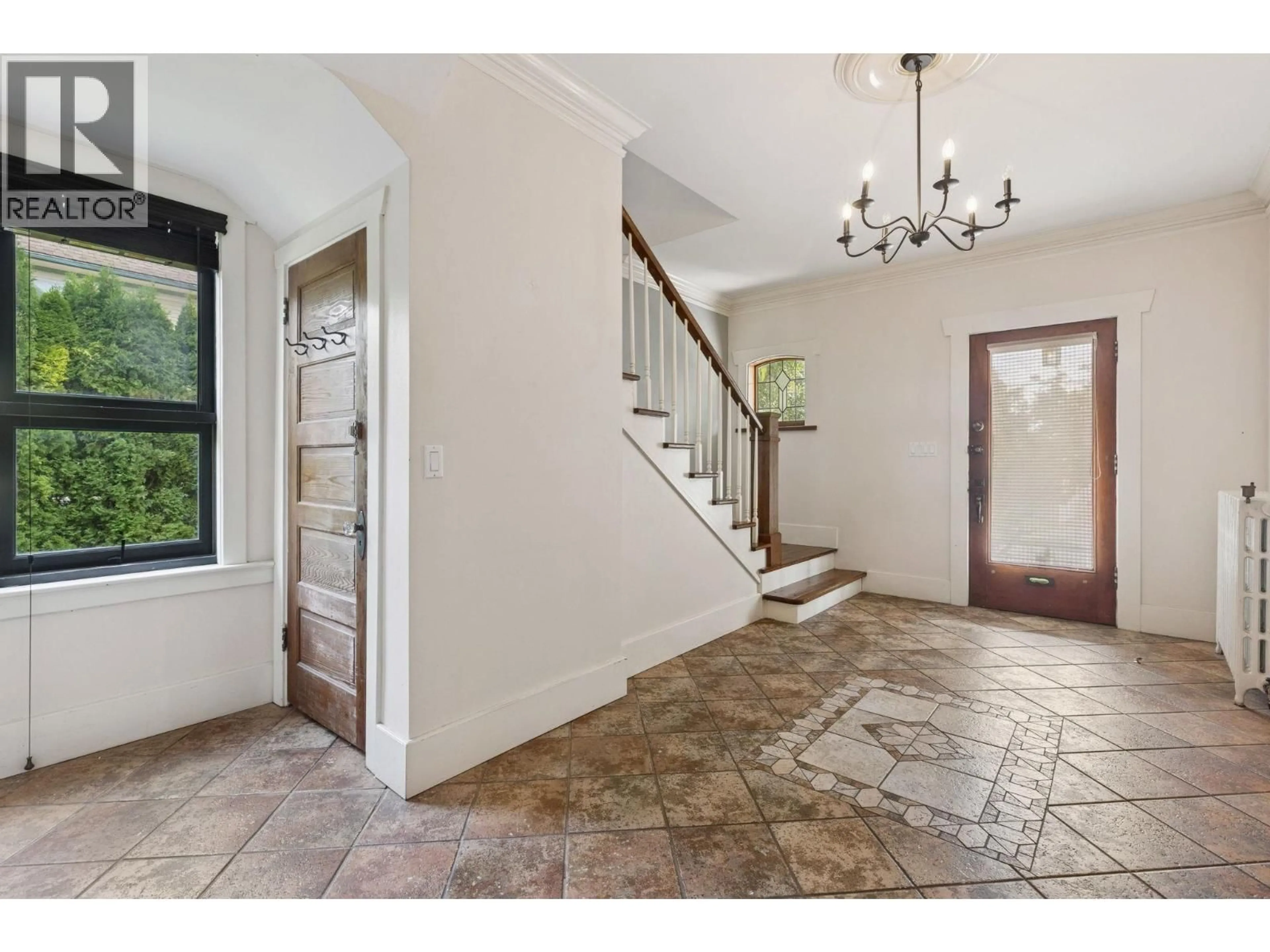 Indoor entryway for 1025 HAMILTON STREET, New Westminster British Columbia V3M2M8