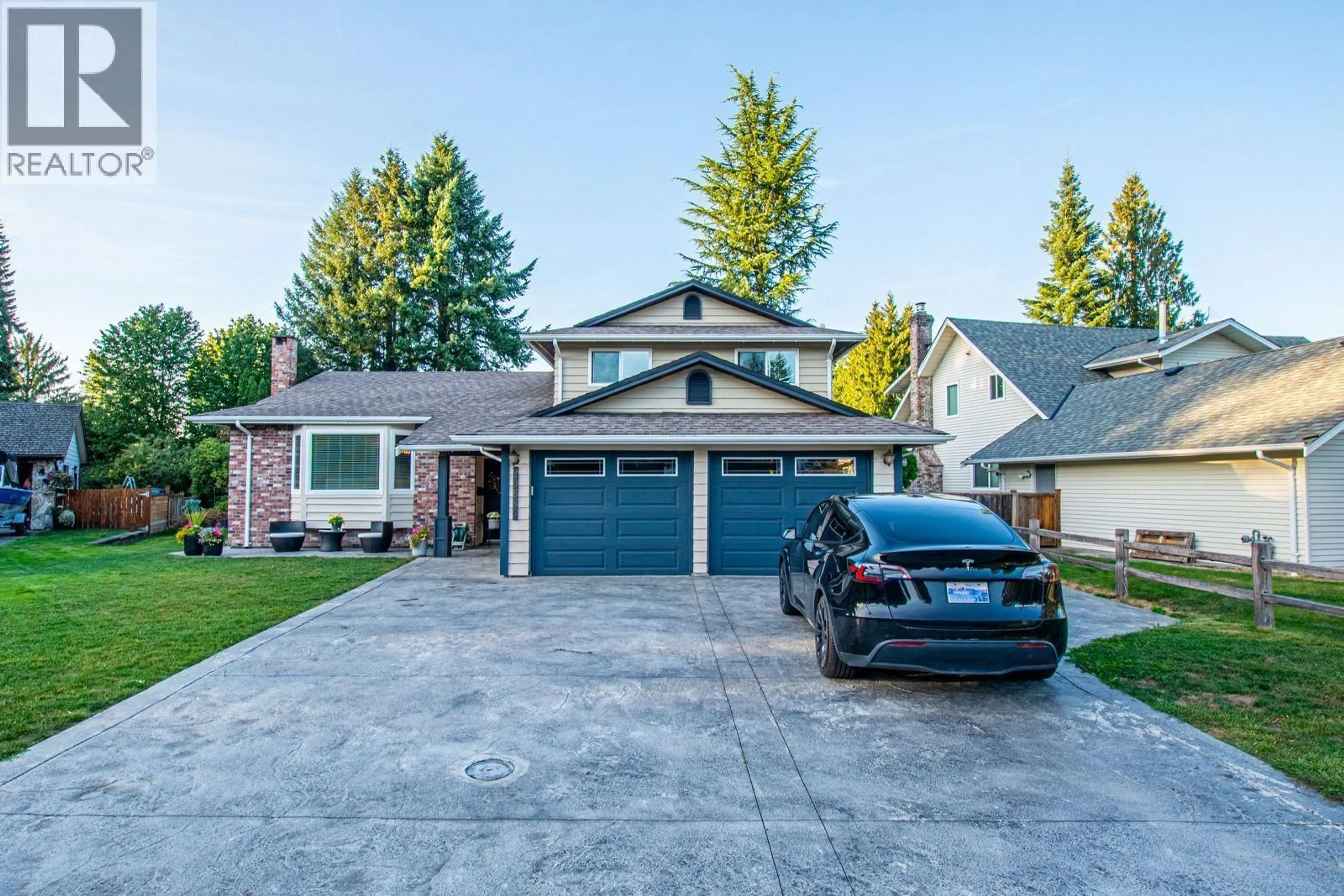 Home with vinyl exterior material, street for 20685 125 AVENUE, Maple Ridge British Columbia V2X8N9