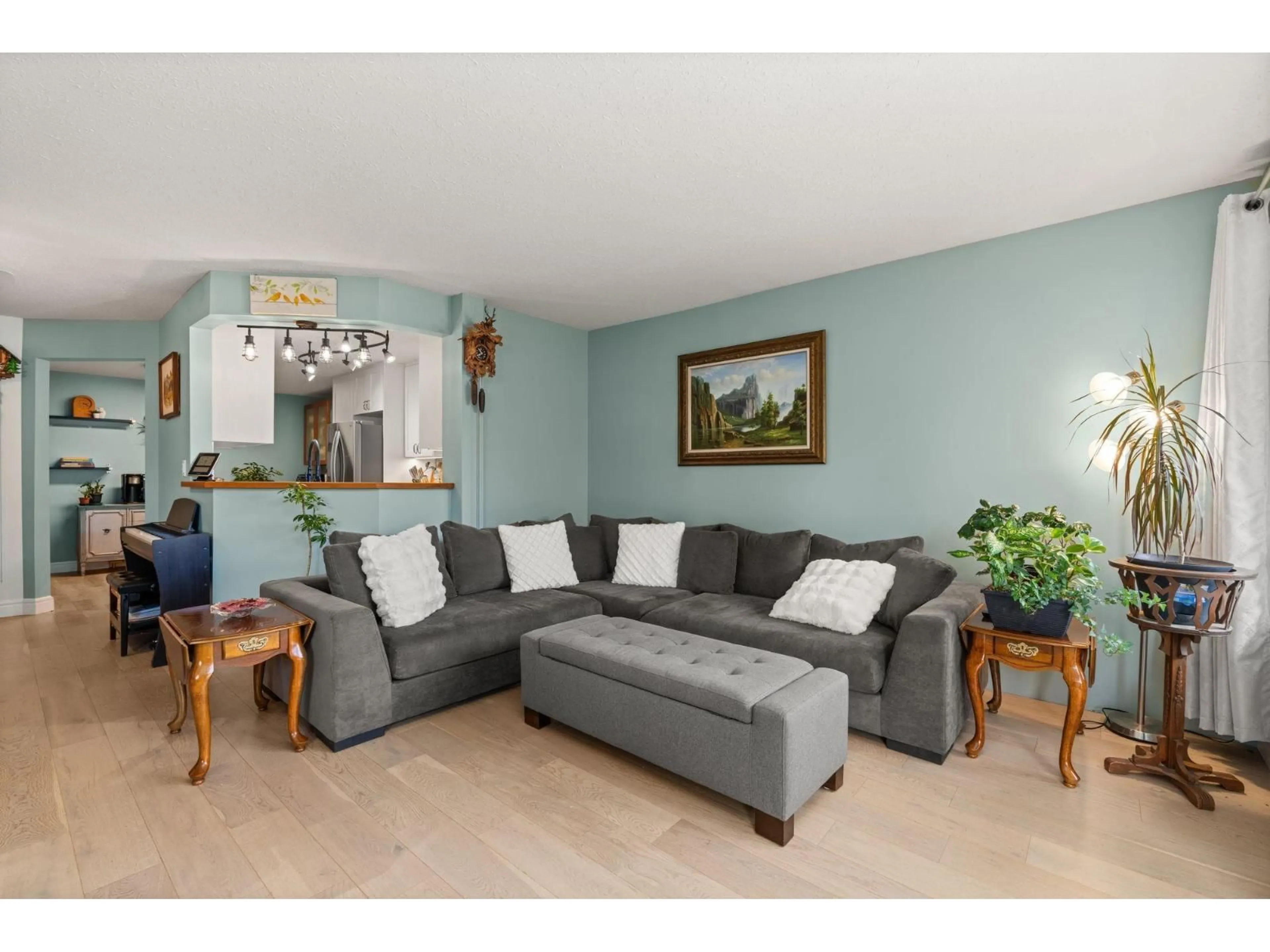 Living room with furniture, wood/laminate floor for 109 - 33233 BOURQUIN EAST, Abbotsford British Columbia V2S1Y2