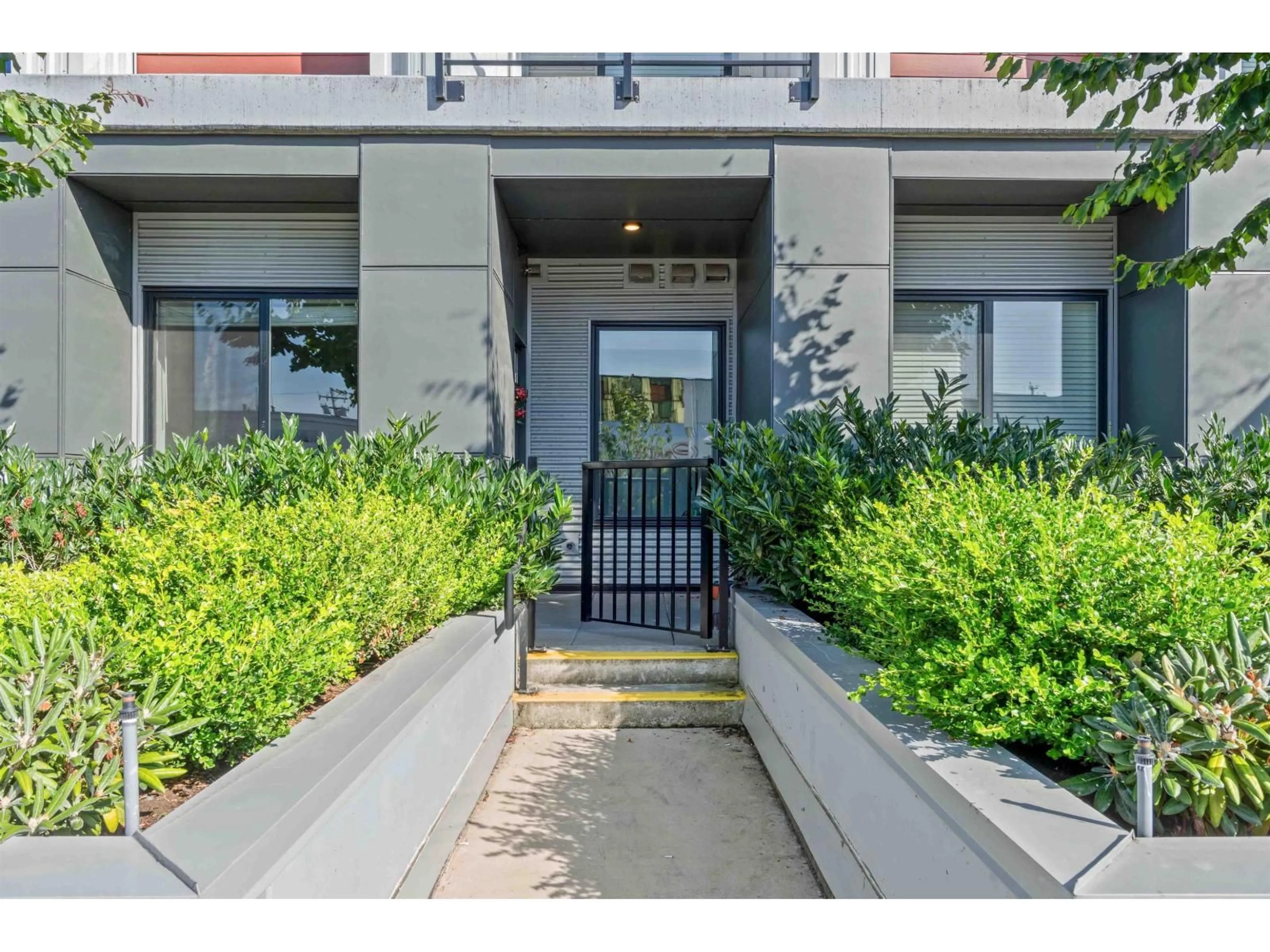 Indoor entryway for 102 - 20360 LOGAN, Langley British Columbia V3A0P5