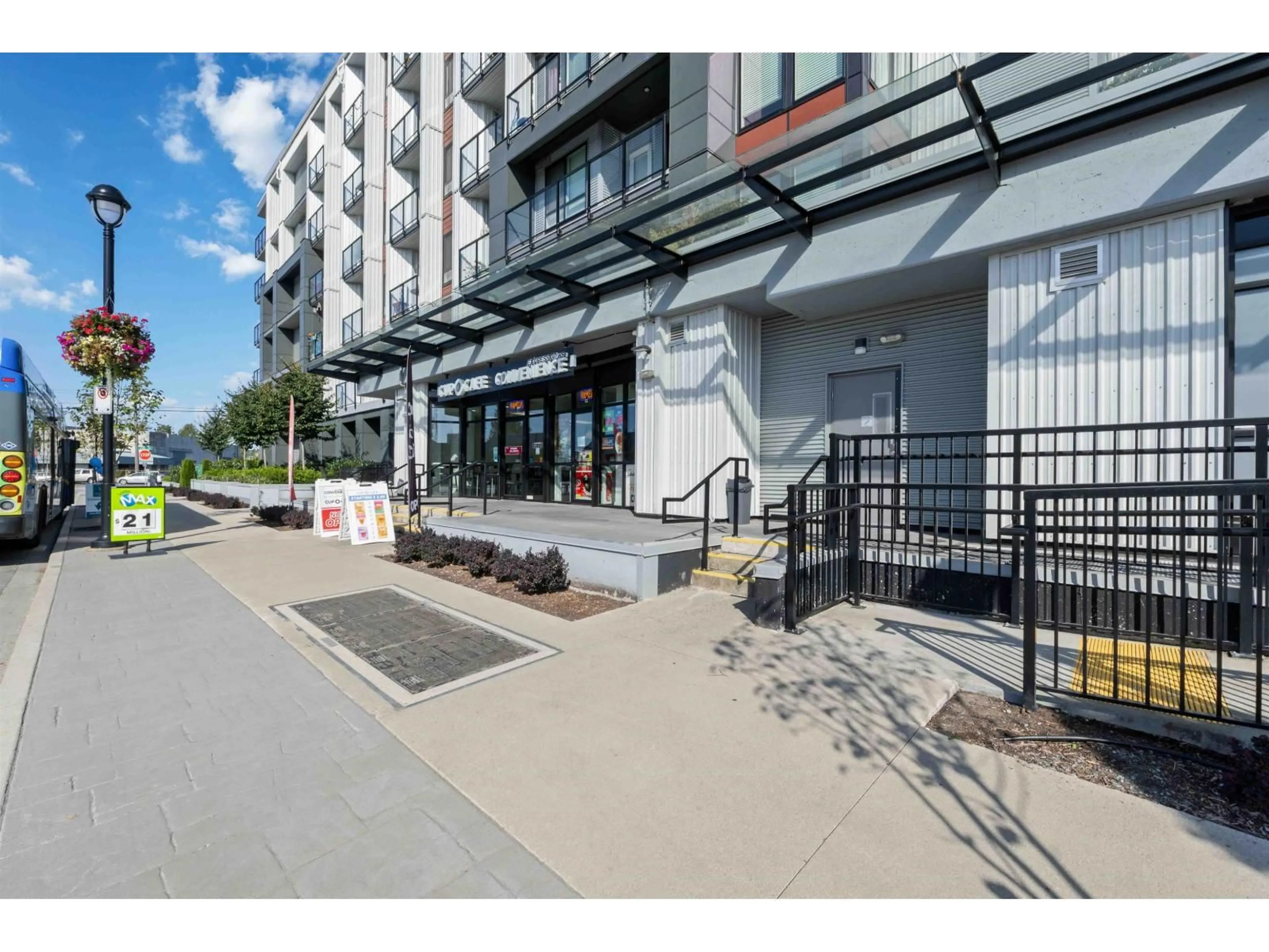 Patio, street for 102 - 20360 LOGAN, Langley British Columbia V3A0P5