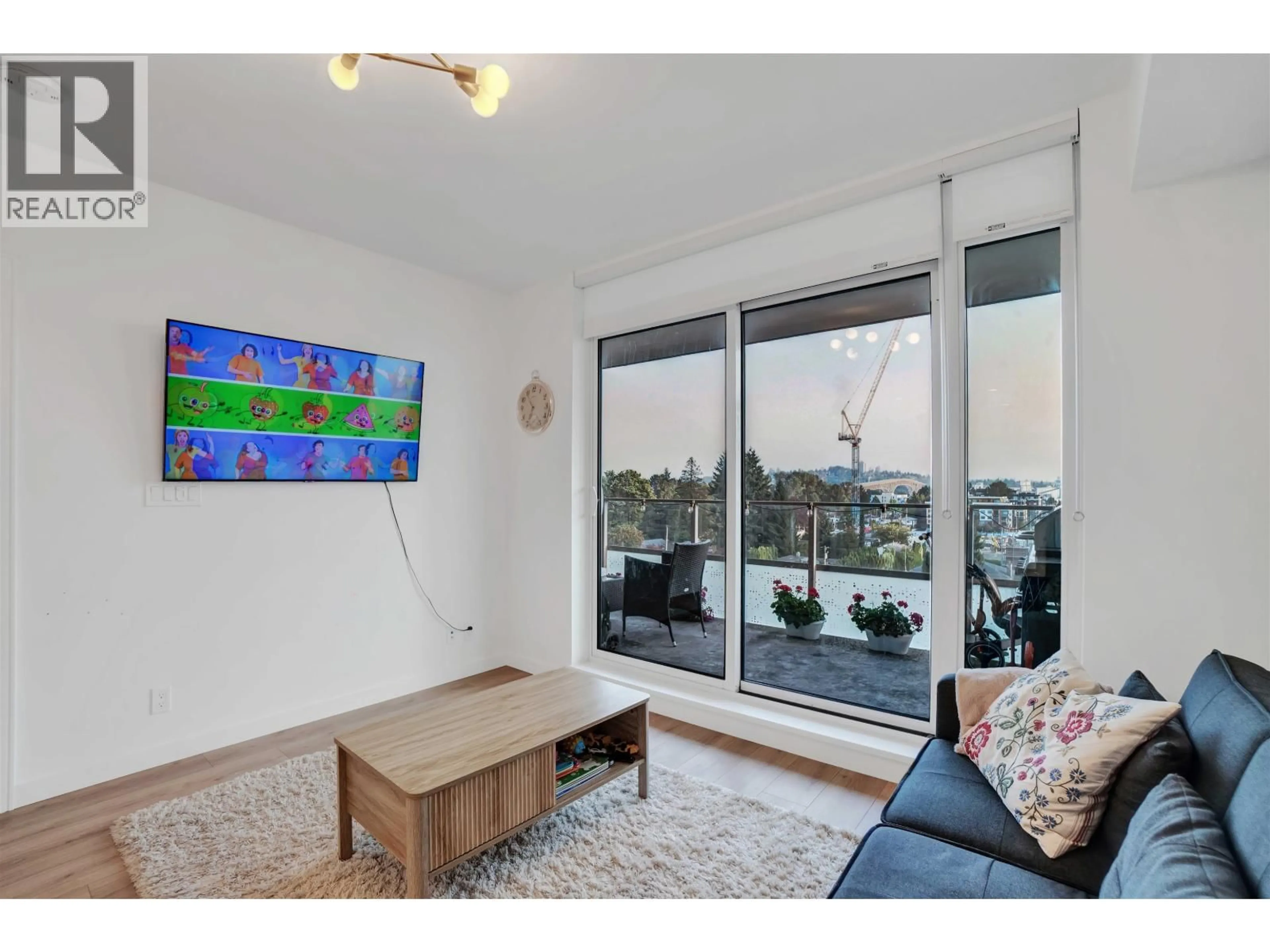 Living room with furniture, wood/laminate floor for 614 - 1500 FERN STREET, North Vancouver British Columbia V7J0E6