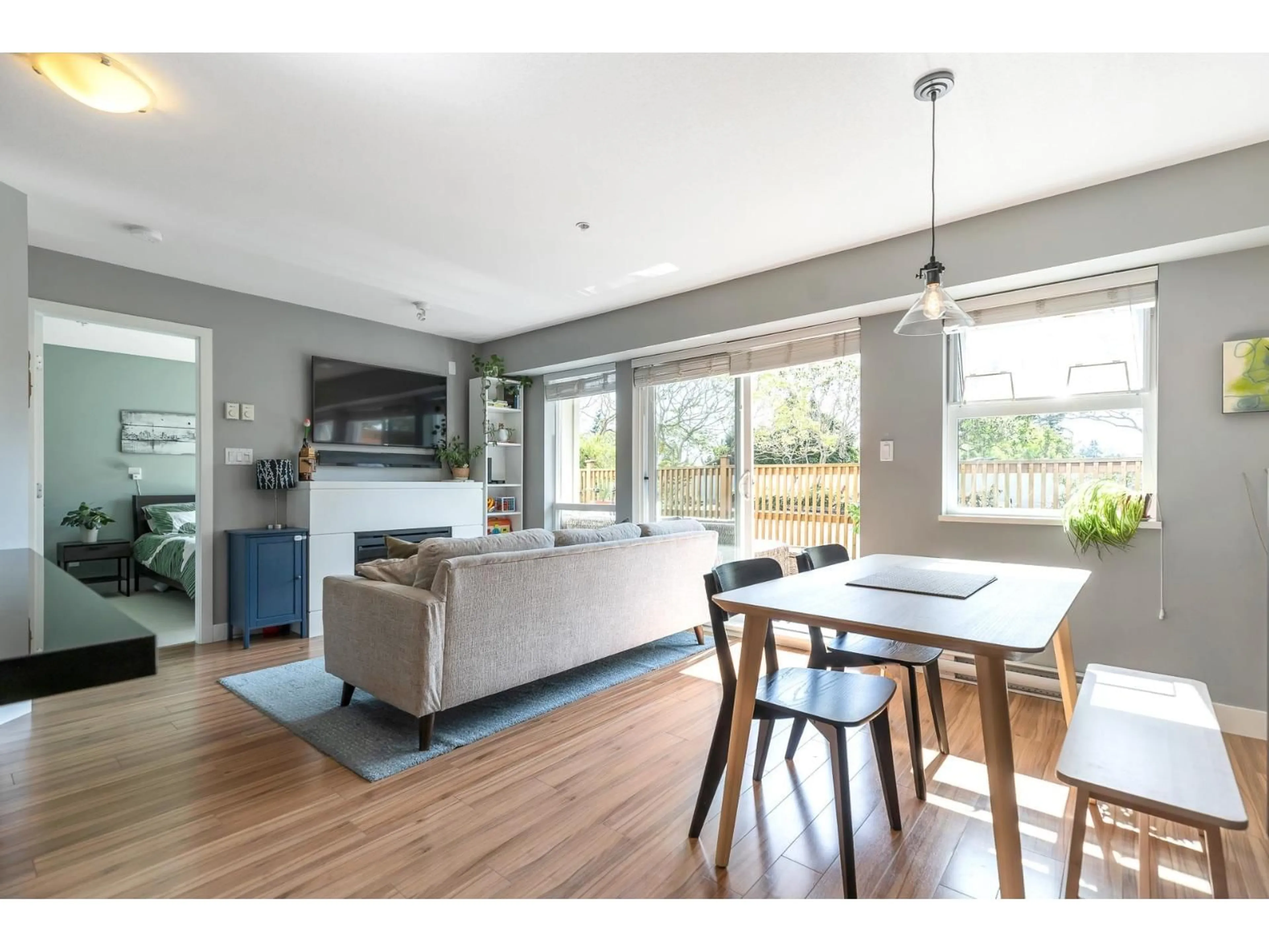 Open concept kitchen, wood/laminate floor for 211 - 15735 CROYDON, Surrey British Columbia V3Z2L5