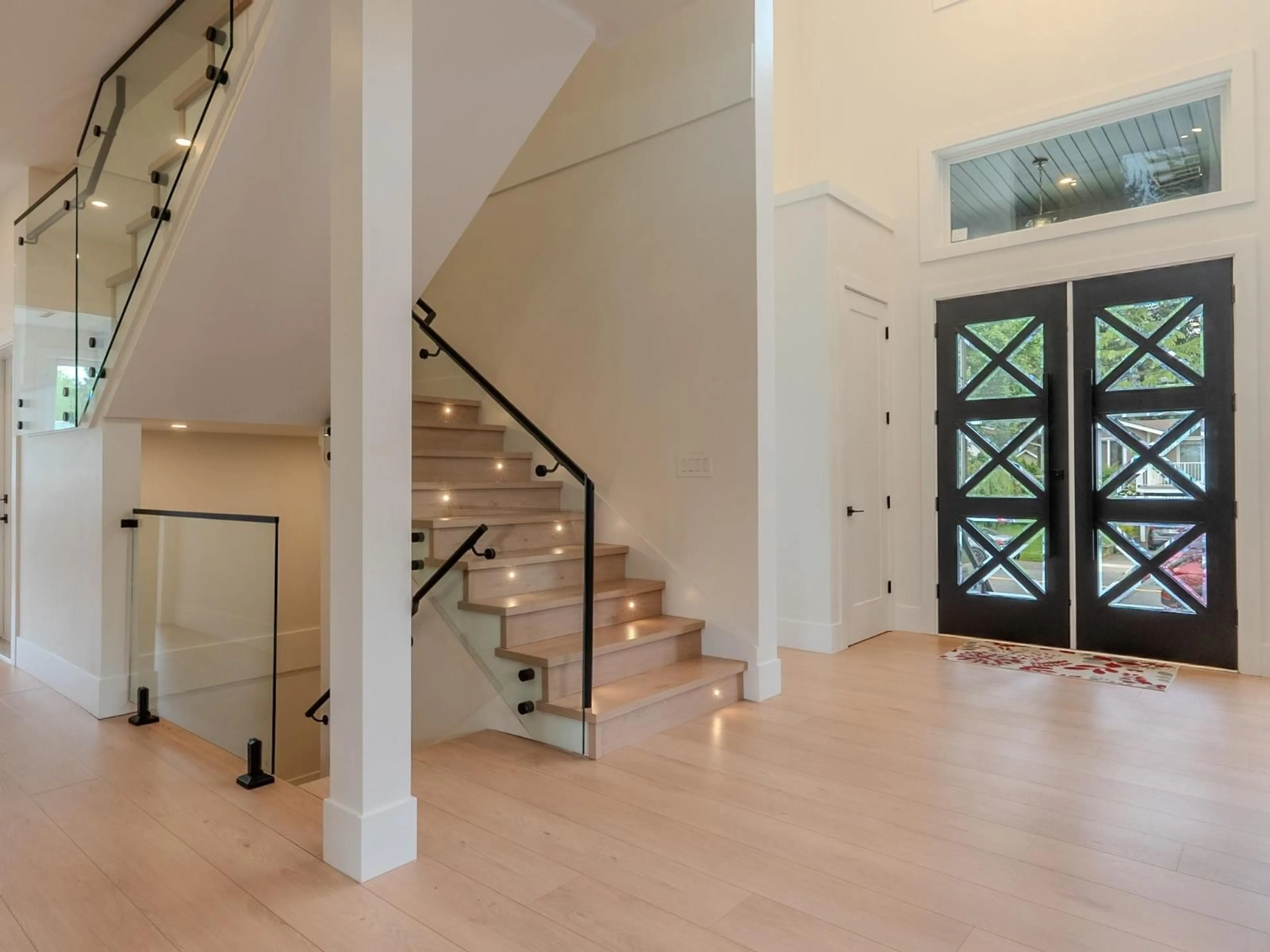 Indoor foyer for 2485 GUILFORD, Abbotsford British Columbia V2S5M1