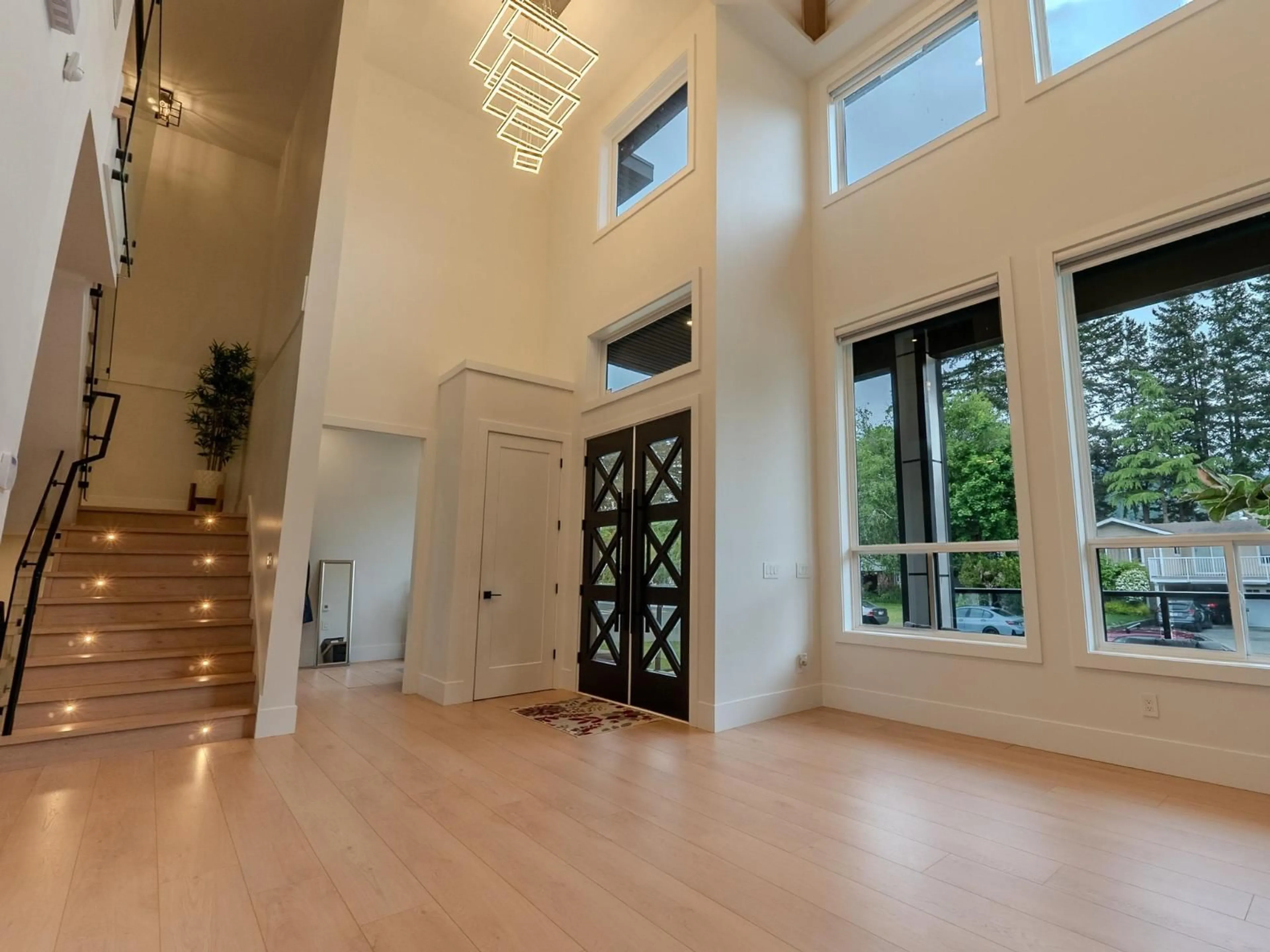 Indoor foyer for 2485 GUILFORD, Abbotsford British Columbia V2S5M1