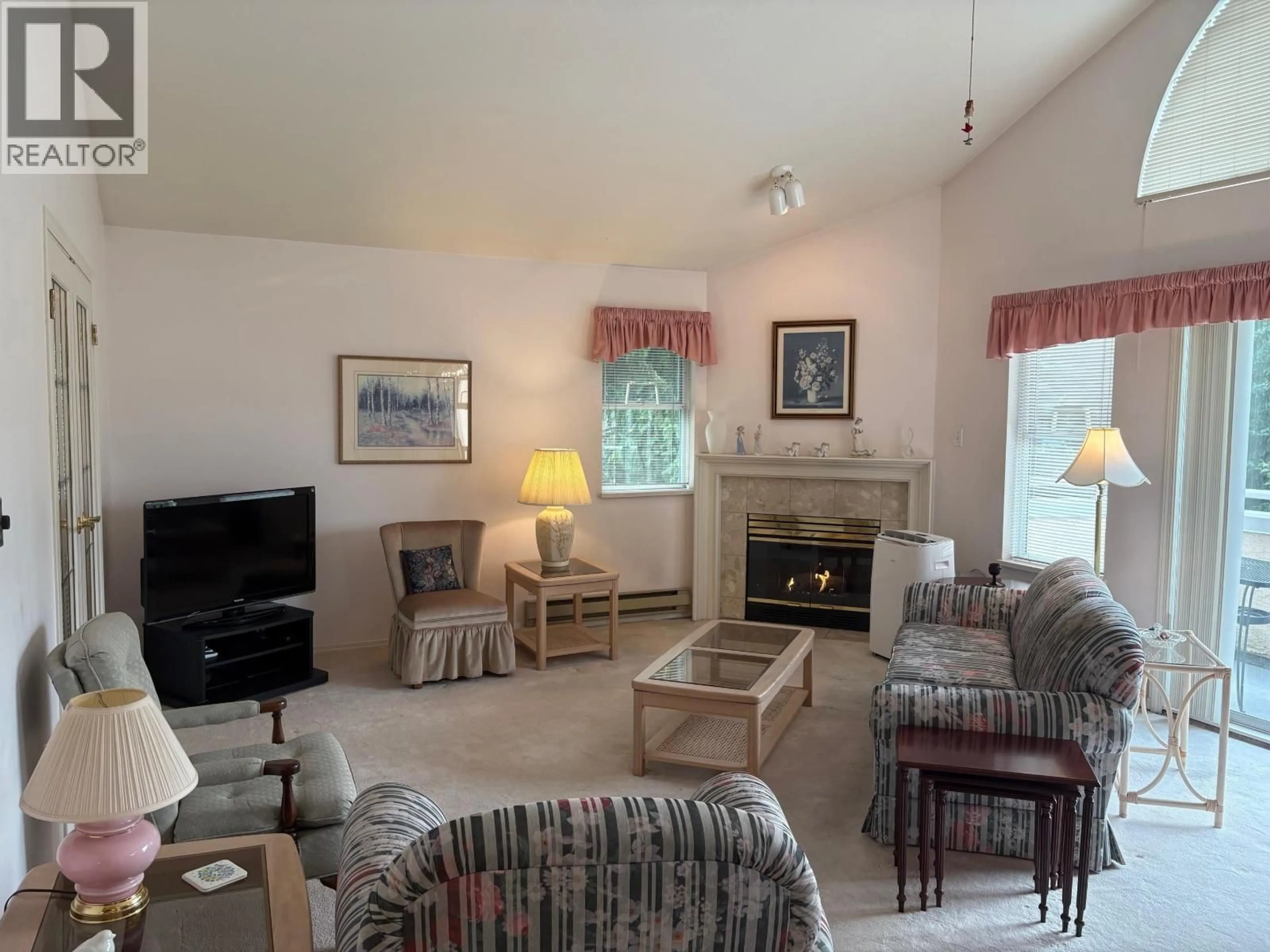 Living room with furniture, unknown for 301 - 5565 BARKER AVENUE, Burnaby British Columbia V5H2N8