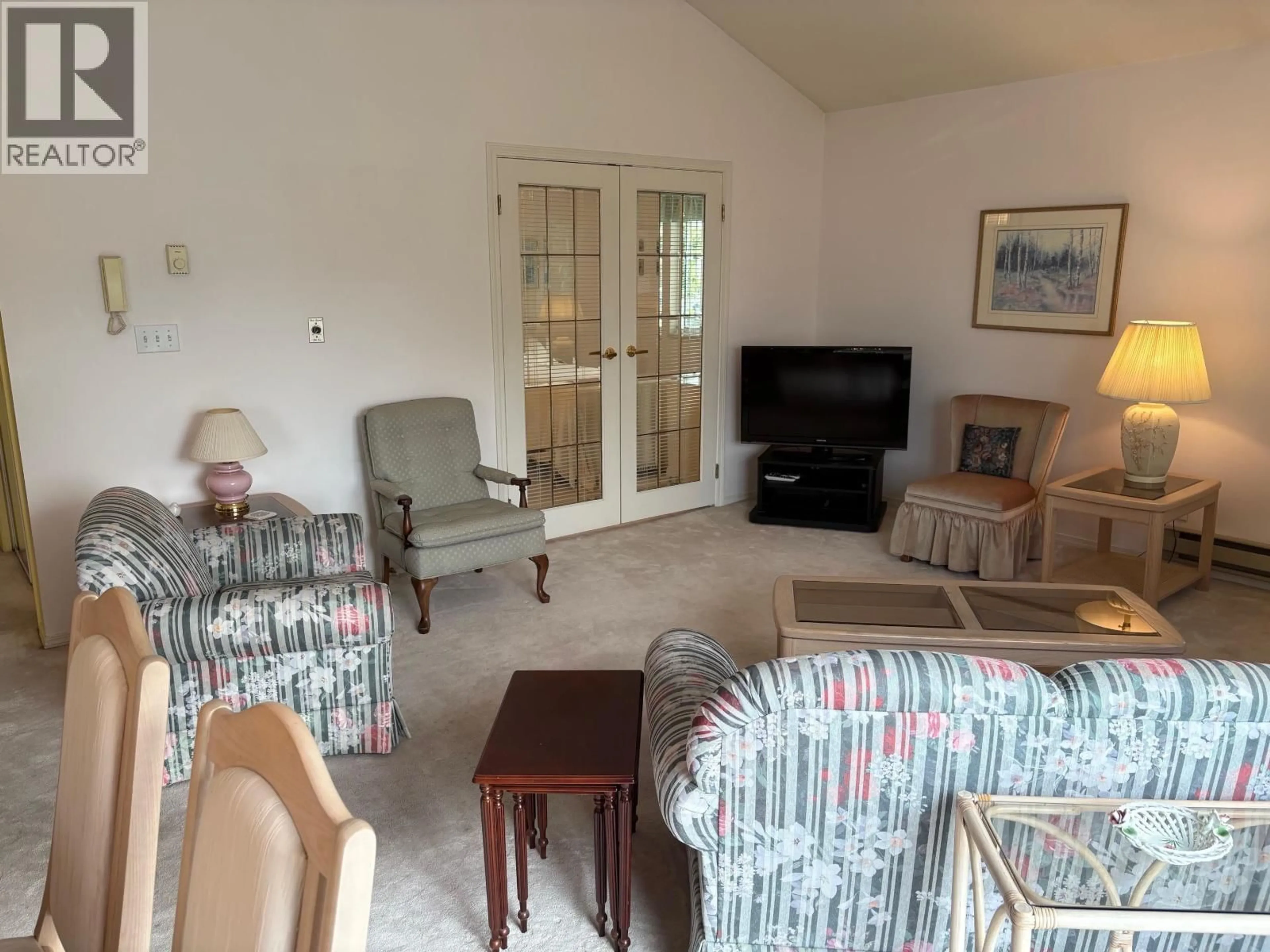 Living room with furniture, unknown for 301 - 5565 BARKER AVENUE, Burnaby British Columbia V5H2N8