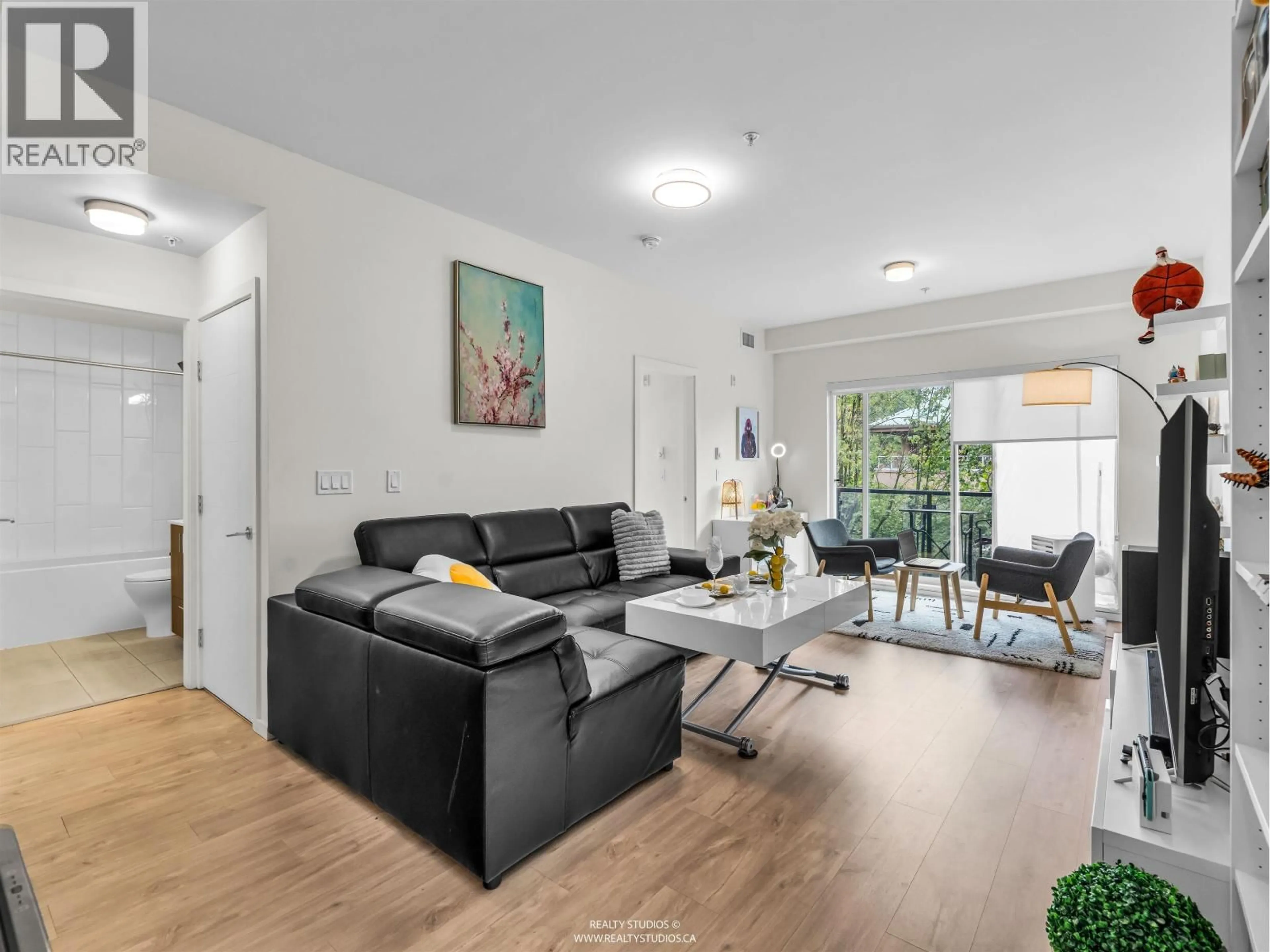 Living room with furniture, unknown for 226 - 6283 KINGSWAY AVENUE, Burnaby British Columbia V5J0H3