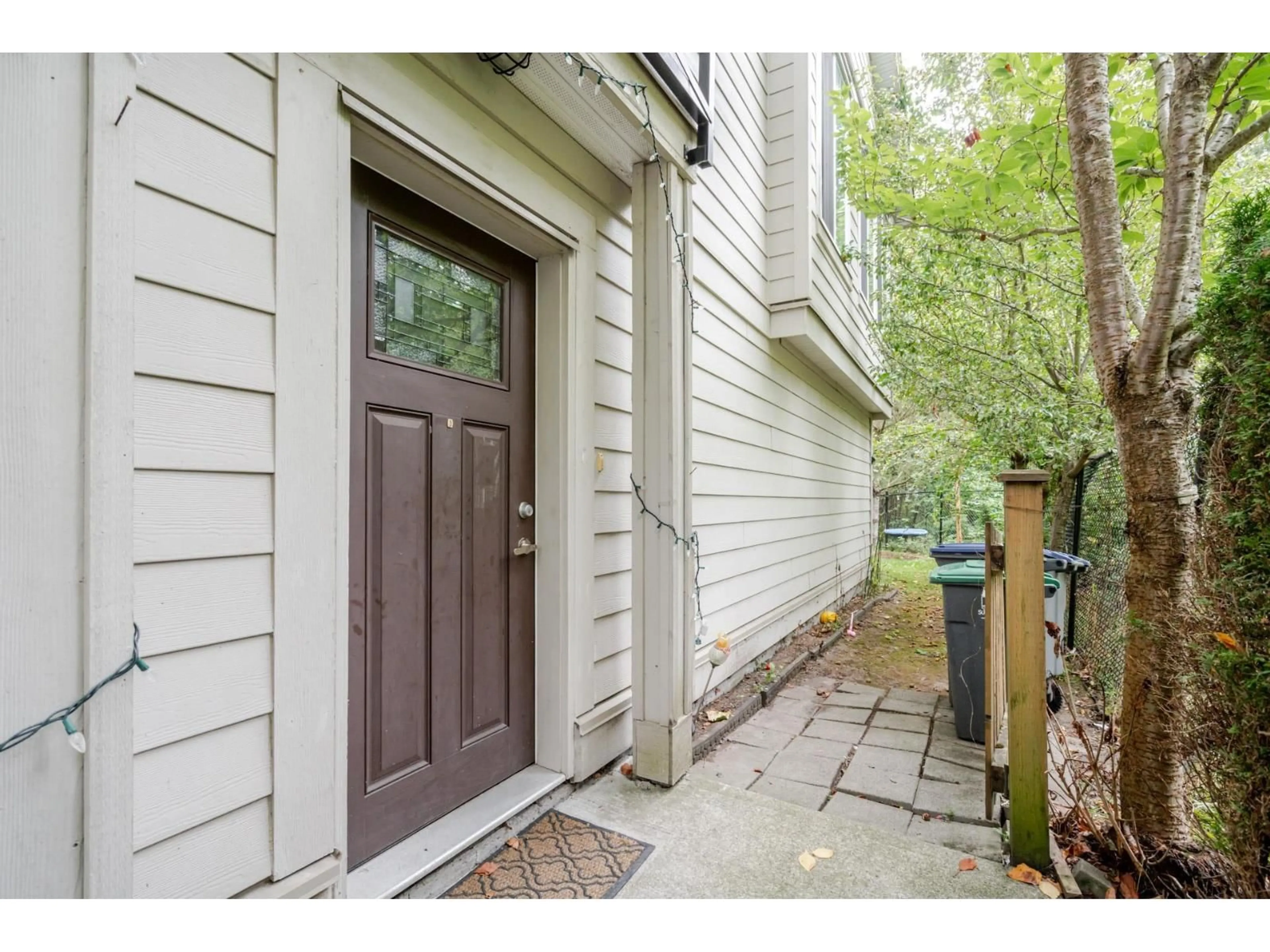 Indoor entryway for 106 - 15399 GUILDFORD, Surrey British Columbia V3R7C6