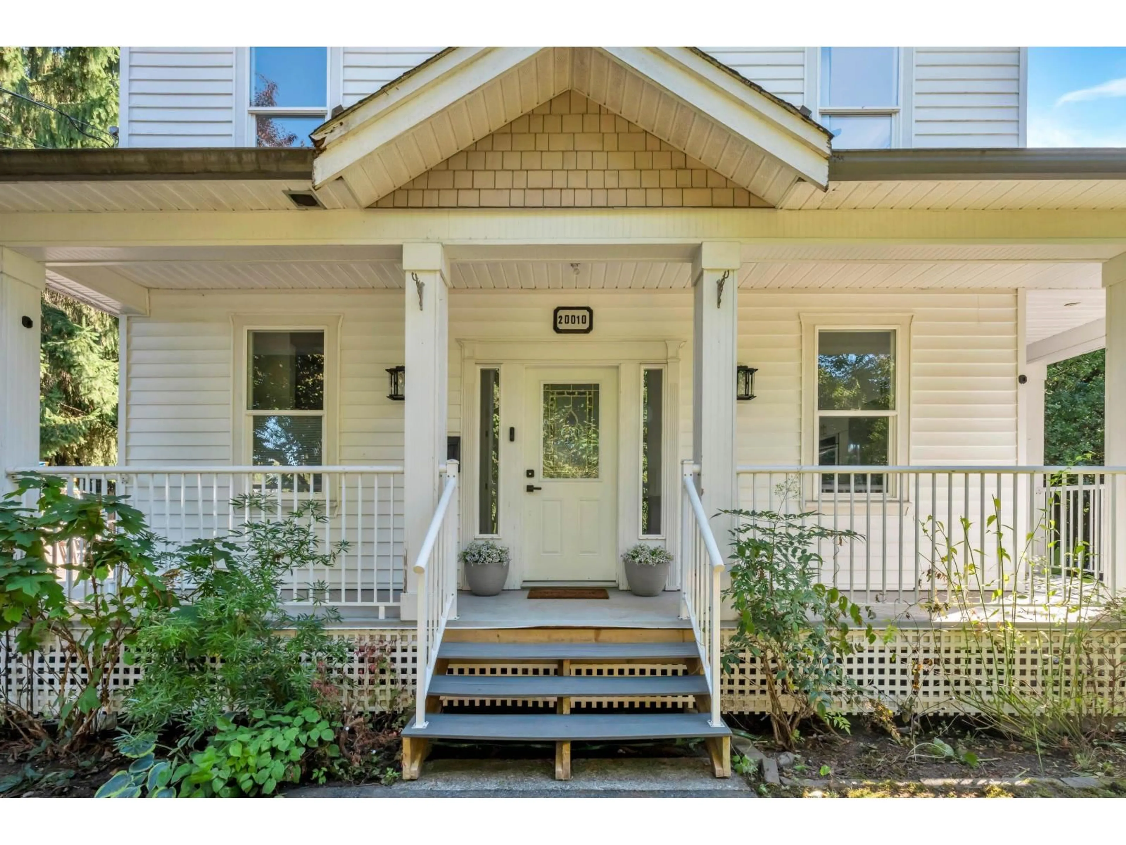 Indoor entryway for 20010 50, Langley British Columbia V3A3S7