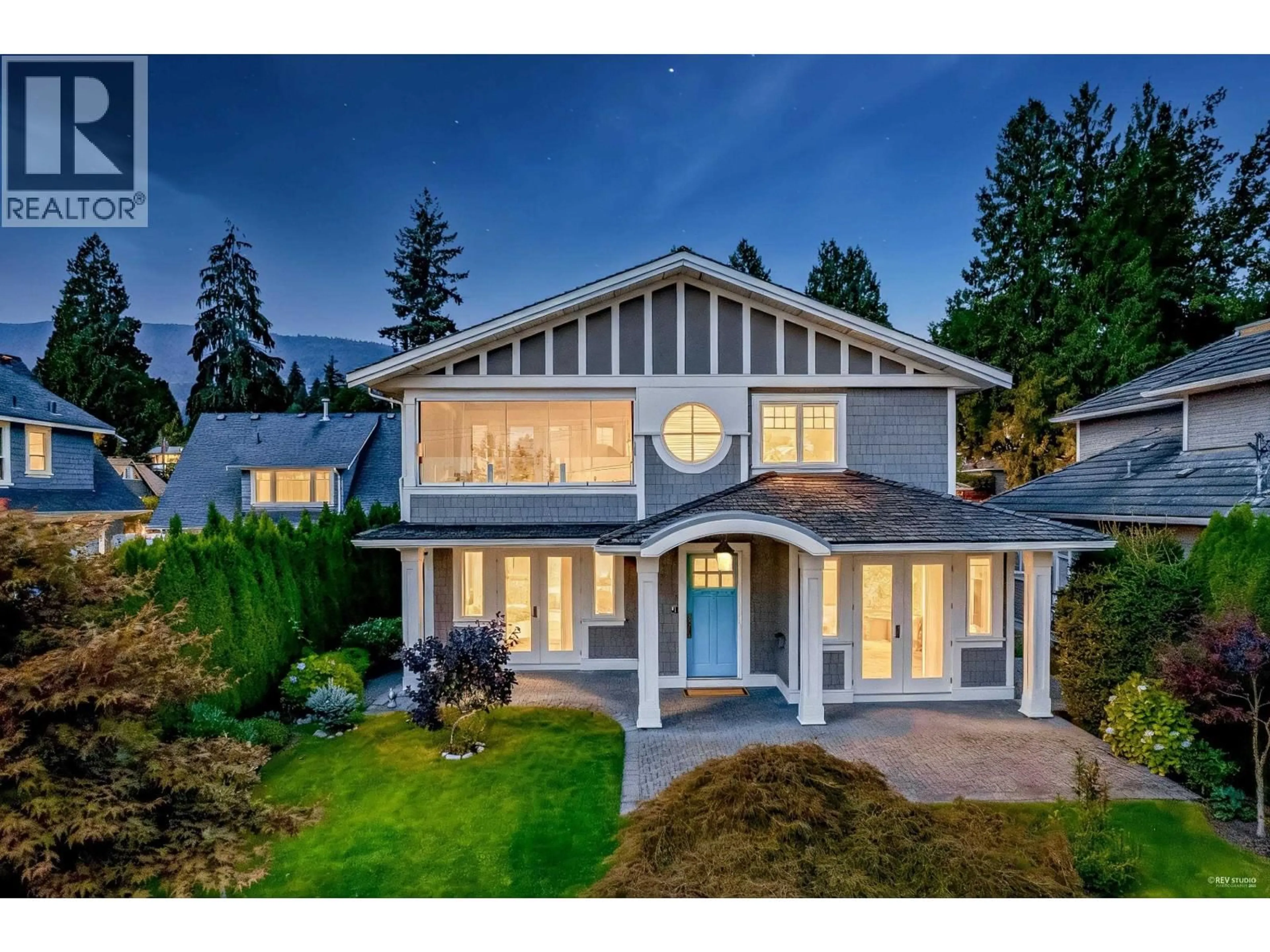 Home with vinyl exterior material, mountain view for 1287 GORDON AVENUE, West Vancouver British Columbia V7T1R1