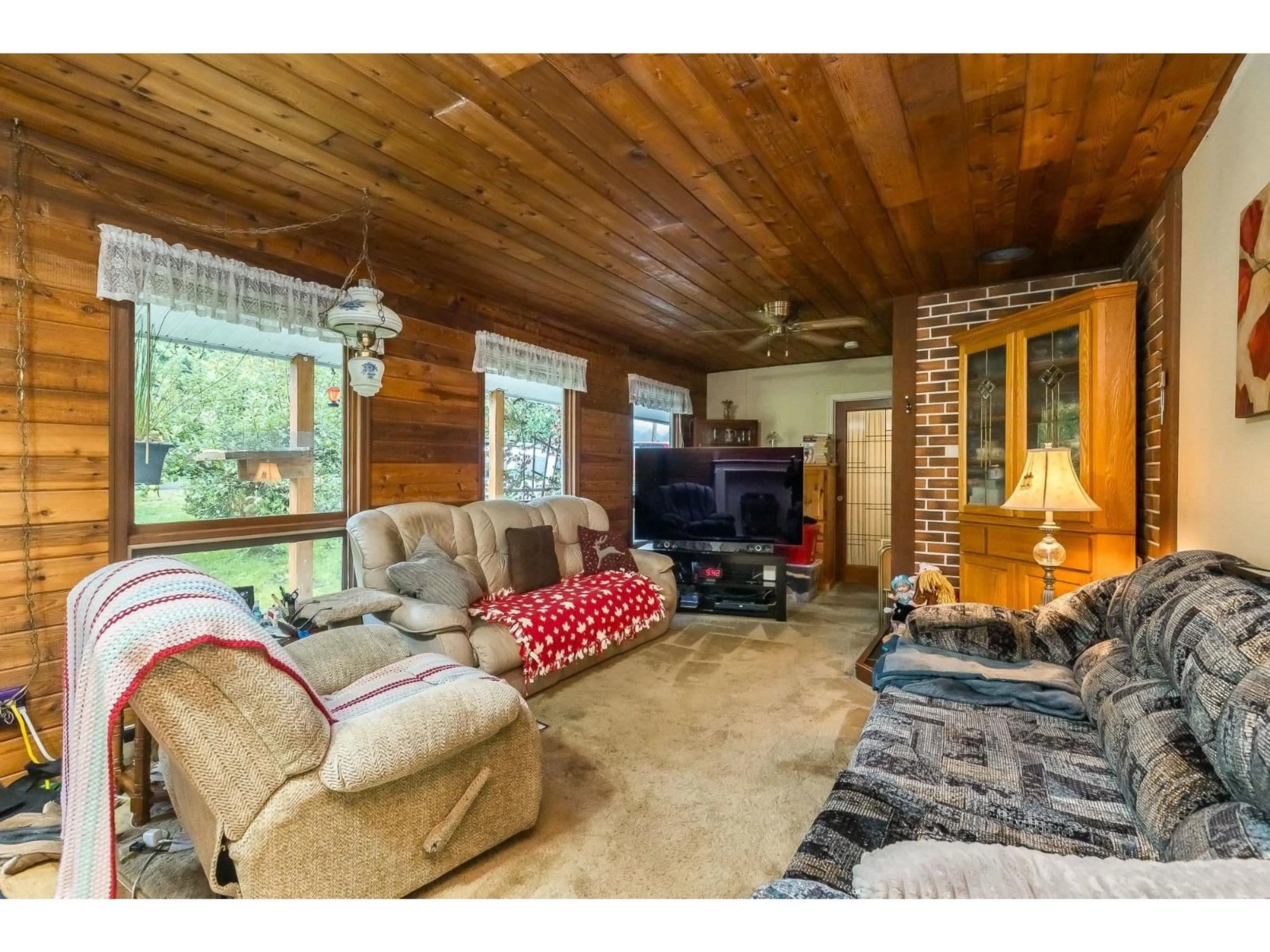 Living room with furniture, wood/laminate floor for 31211 OLUND, Abbotsford British Columbia V4X1Z0