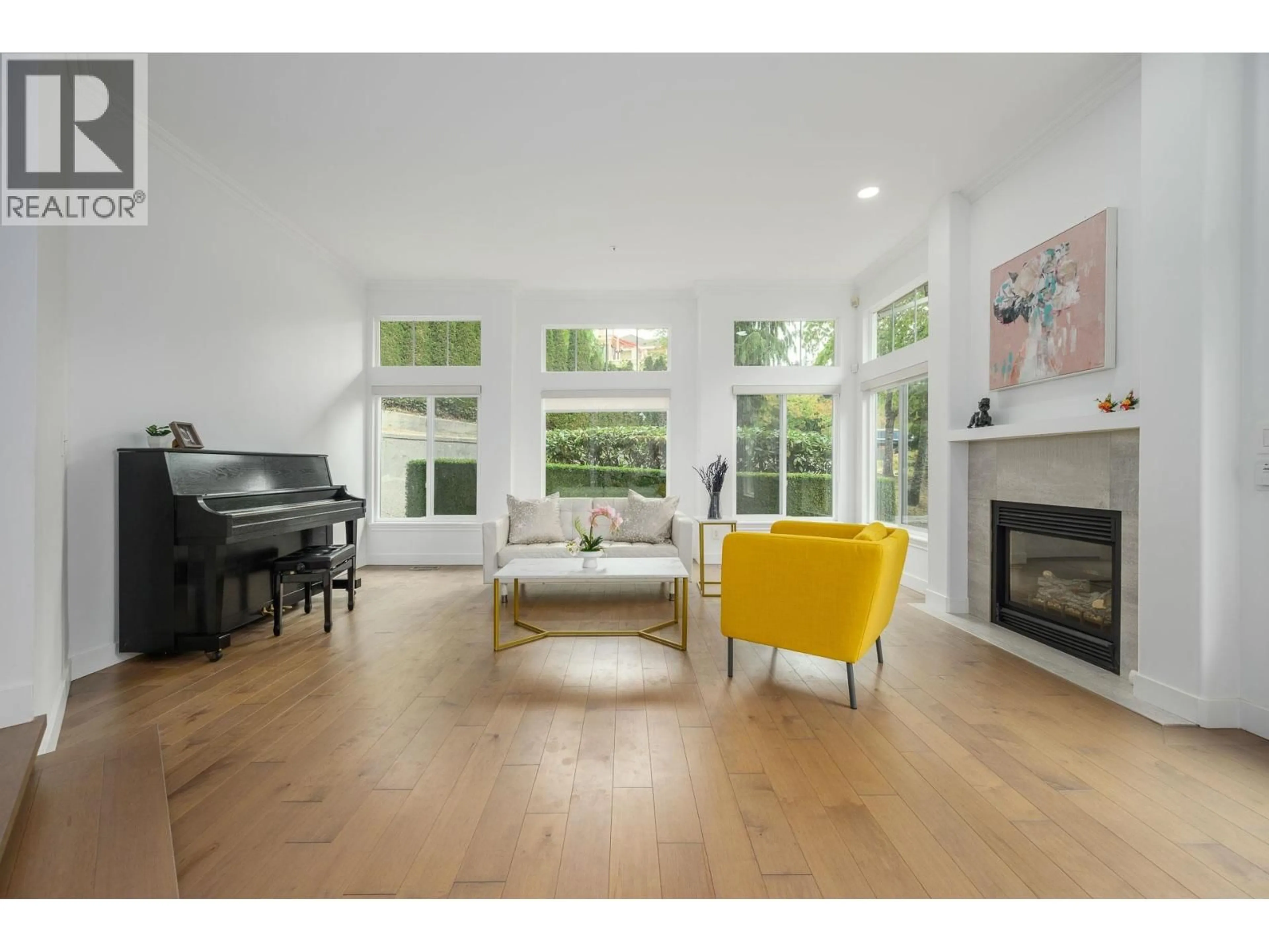 Living room with furniture, wood/laminate floor for 2757 CHELSEA COURT, West Vancouver British Columbia V7S3E9