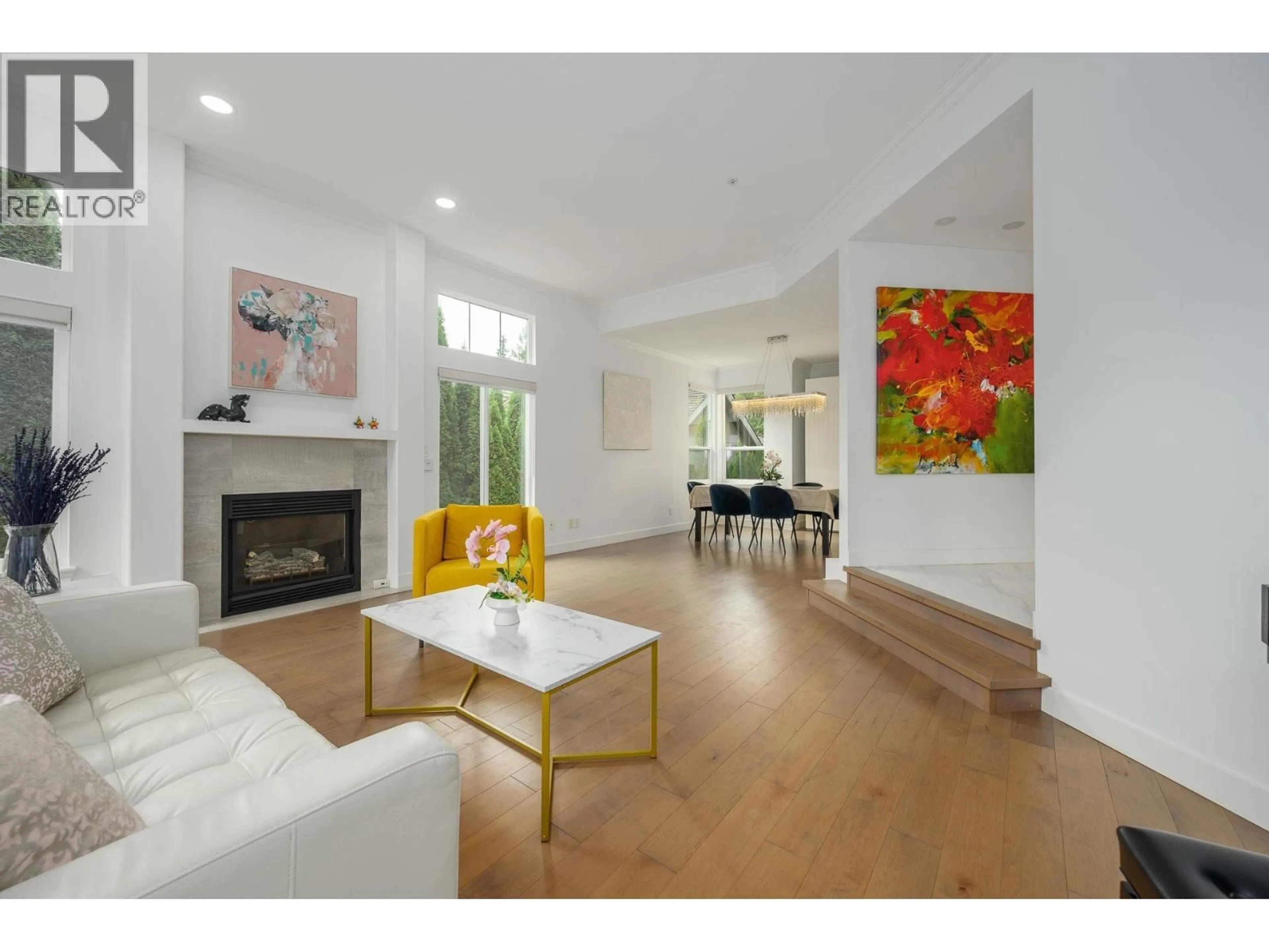 Living room with furniture, wood/laminate floor for 2757 CHELSEA COURT, West Vancouver British Columbia V7S3E9