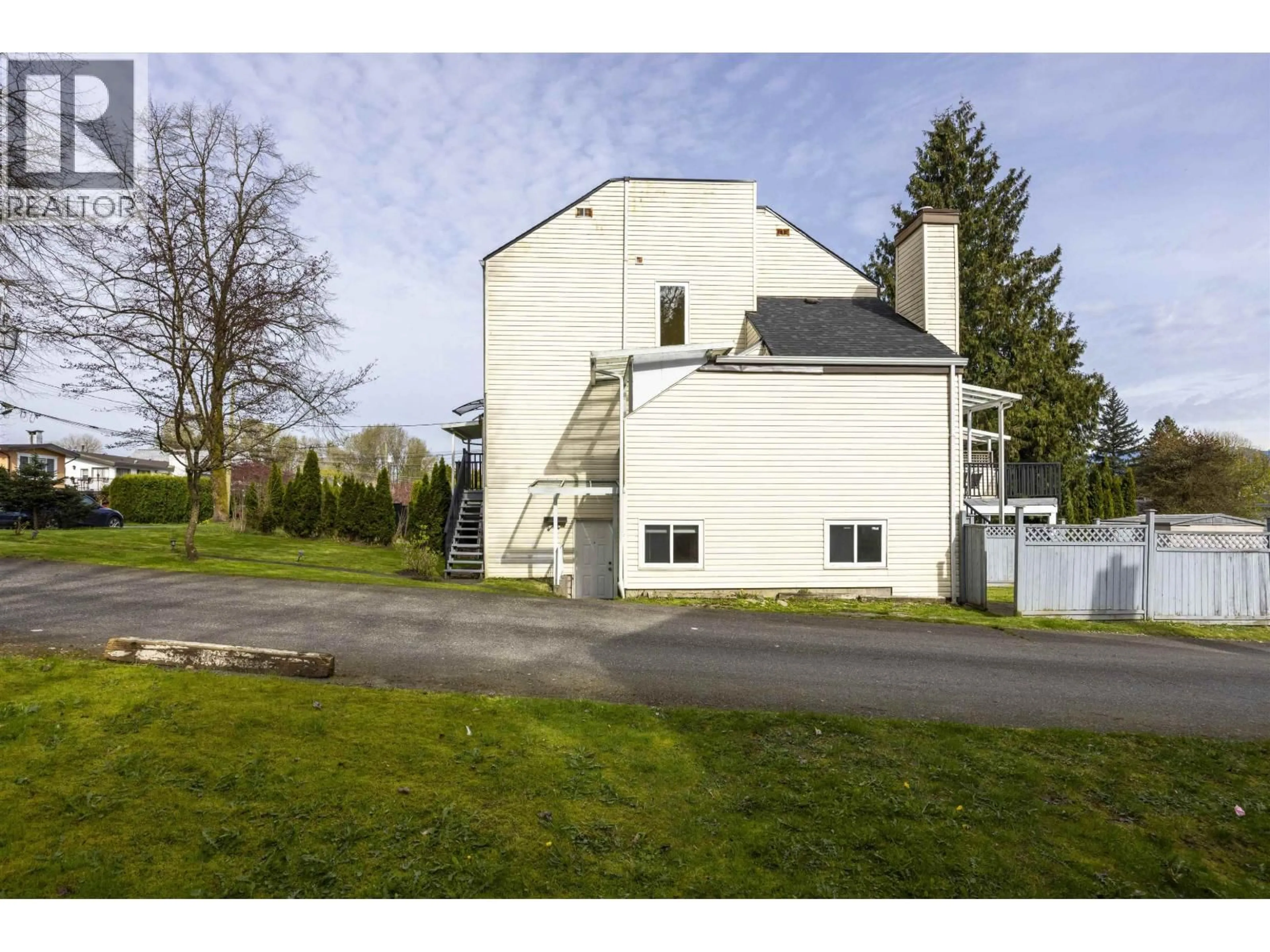 A pic from outside/outdoor area/front of a property/back of a property/a pic from drone, building for 5602 CLAUDE AVENUE, Burnaby British Columbia V5E2M6