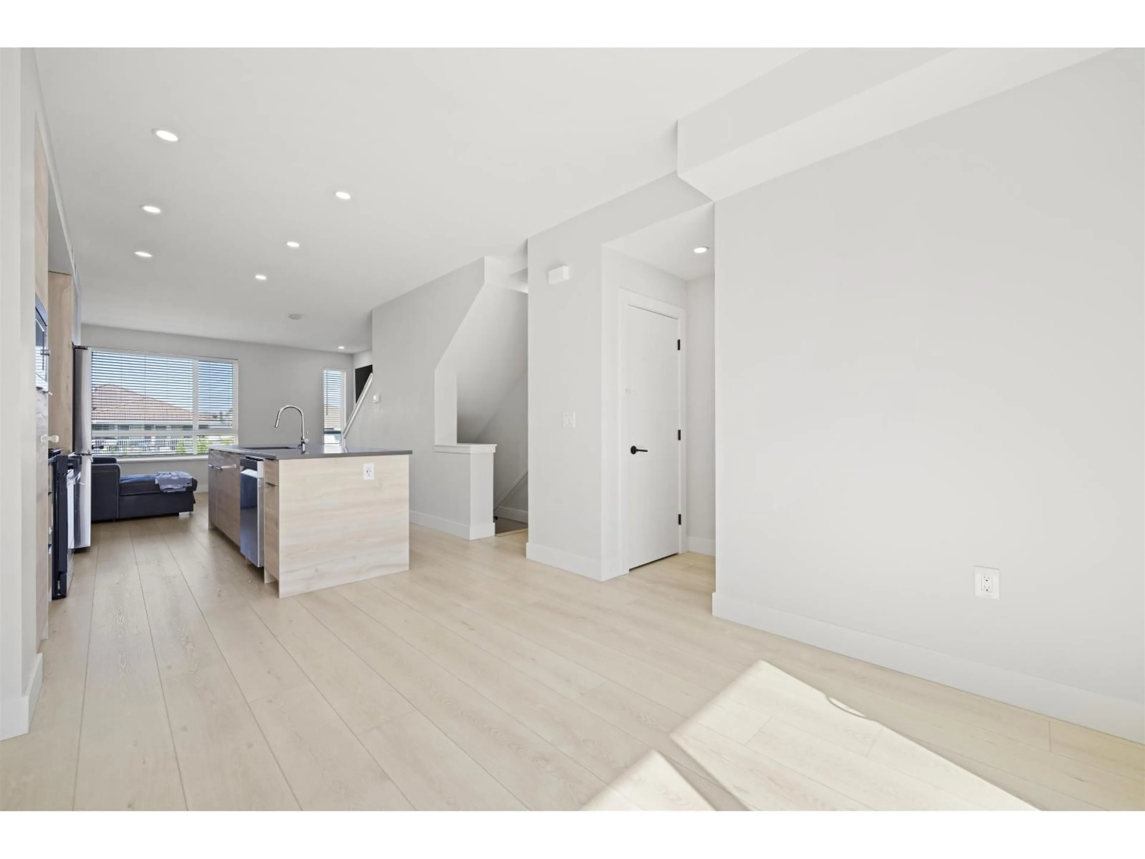 Open concept kitchen, unknown for 23 - 30530 CARDINAL, Abbotsford British Columbia V2T0L5