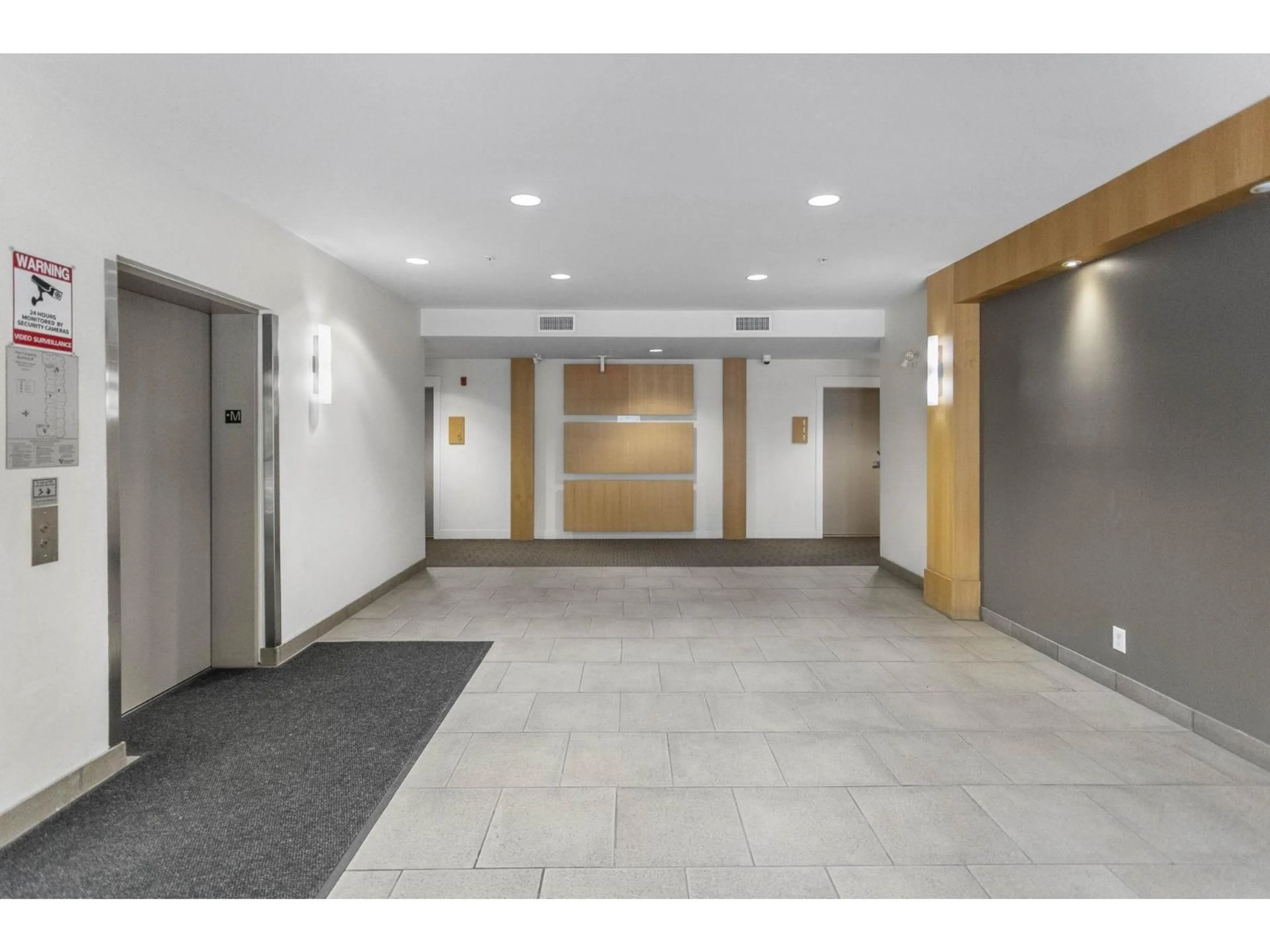 Indoor foyer for 203 - 33539 HOLLAND, Abbotsford British Columbia V2S0C6