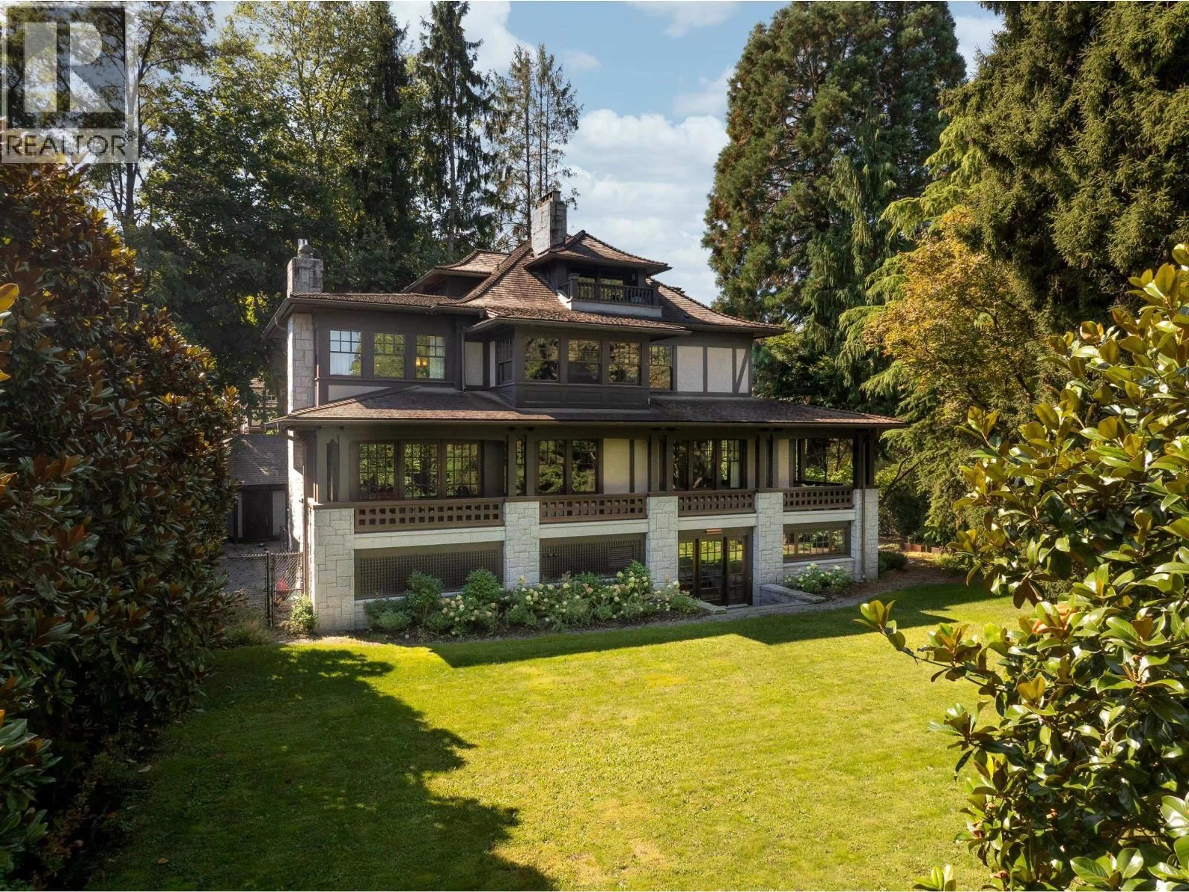 A pic from outside/outdoor area/front of a property/back of a property/a pic from drone, street for 3538 CYPRESS STREET, Vancouver British Columbia V6J3P1