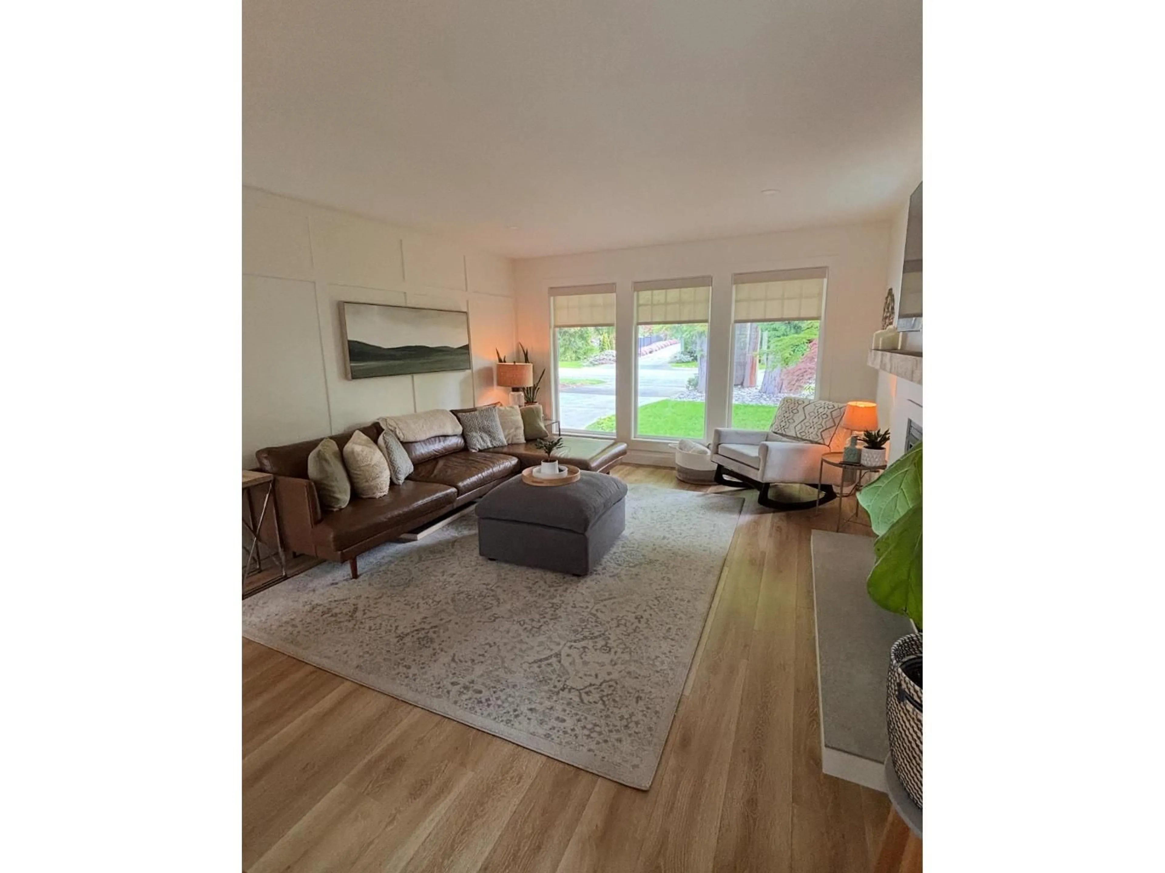 Living room with furniture, wood/laminate floor for 2439 124, Surrey British Columbia V4A3N1