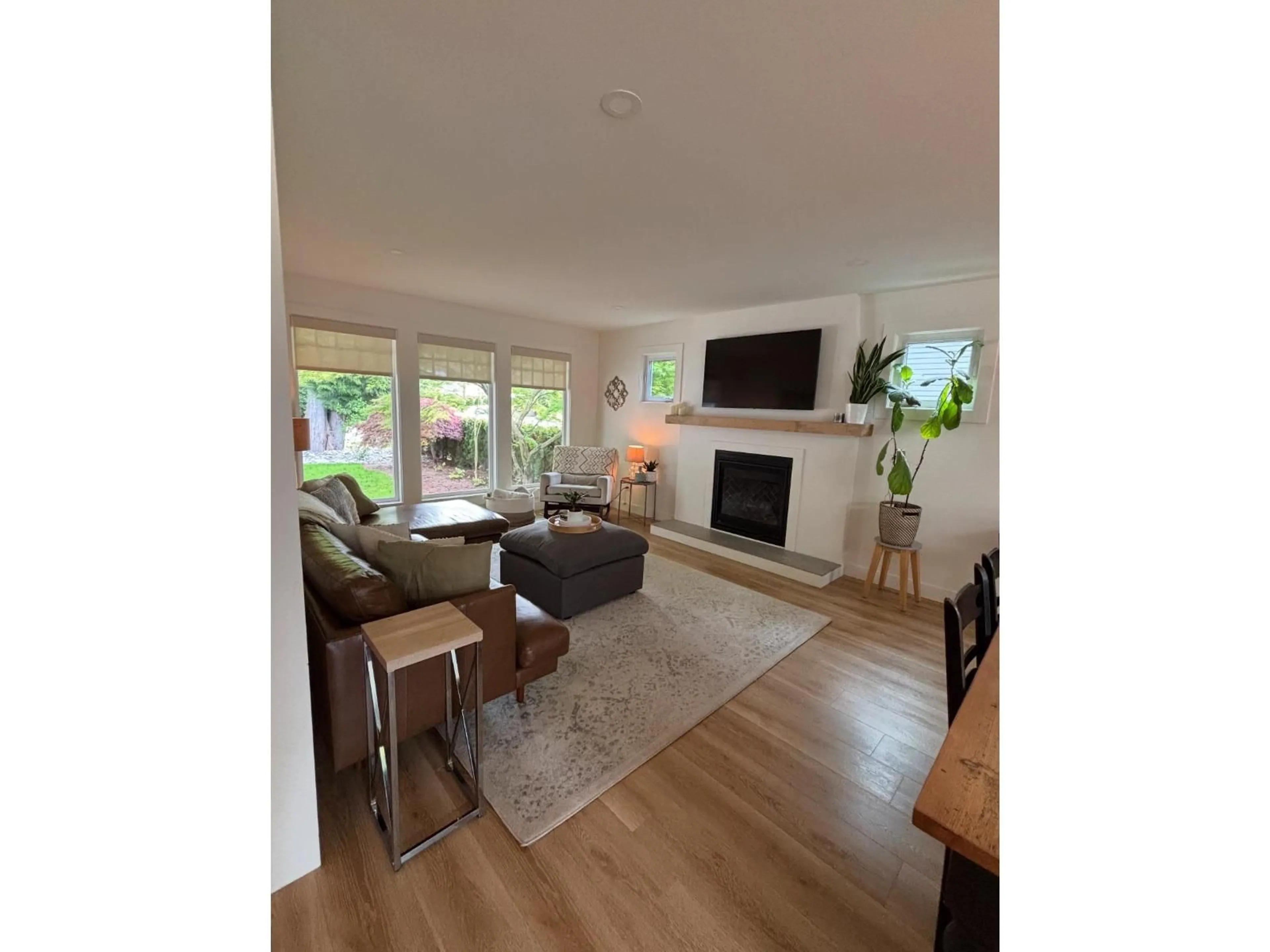 Living room with furniture, wood/laminate floor for 2439 124, Surrey British Columbia V4A3N1
