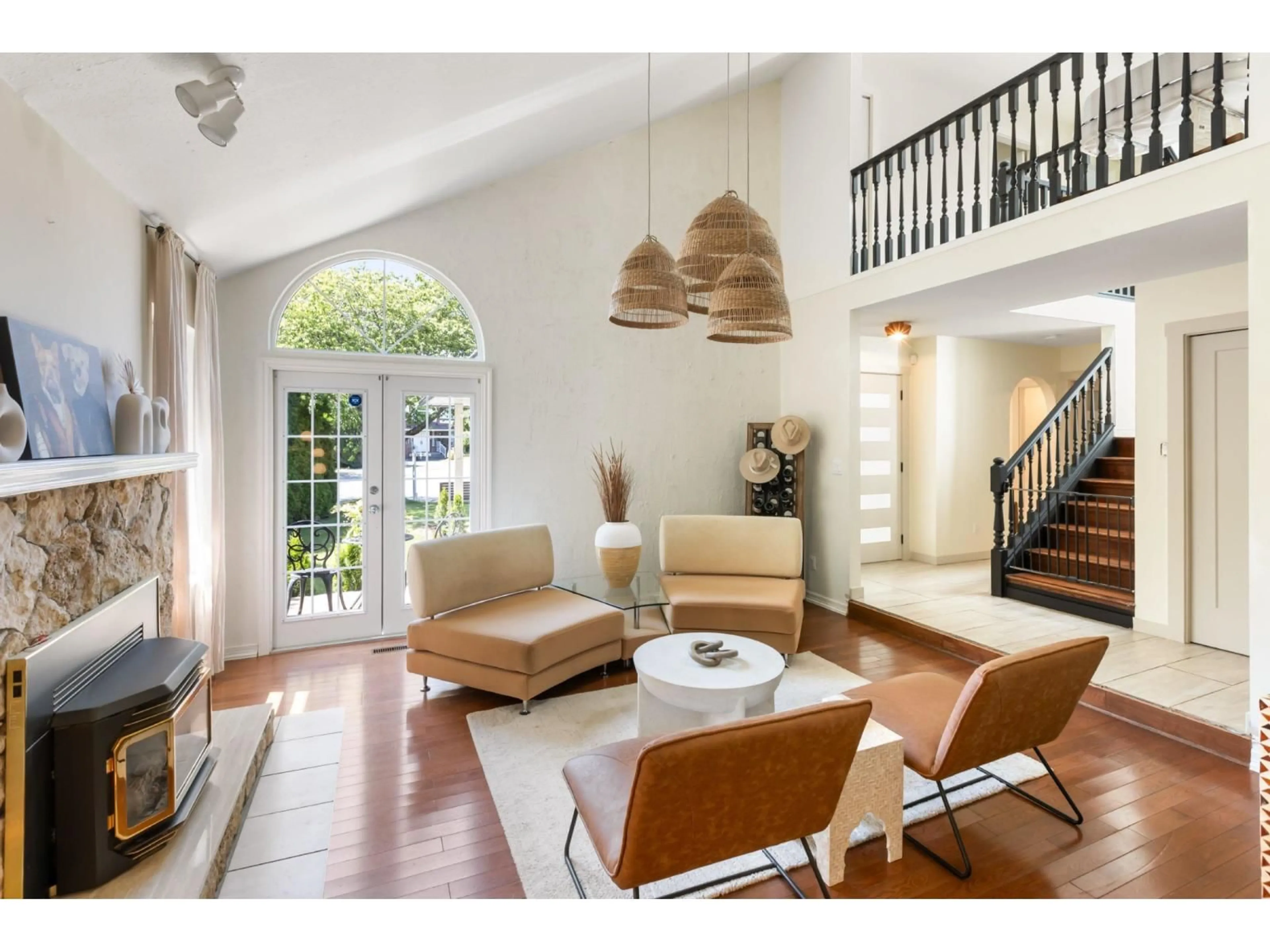 Indoor entryway for 1614 143B, Surrey British Columbia V4A8M7