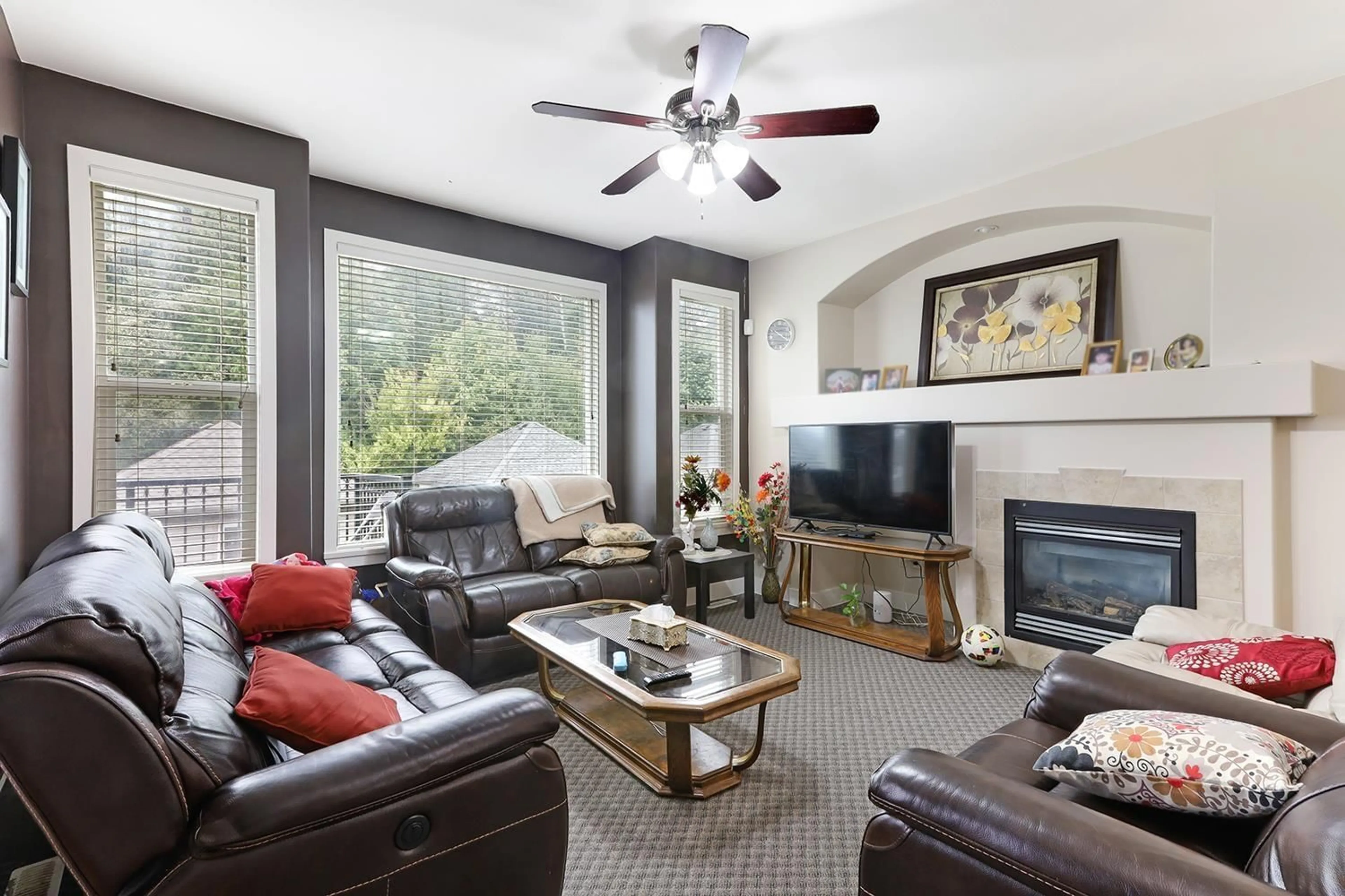 Living room with furniture, unknown for 14629 60, Surrey British Columbia V3S1R5