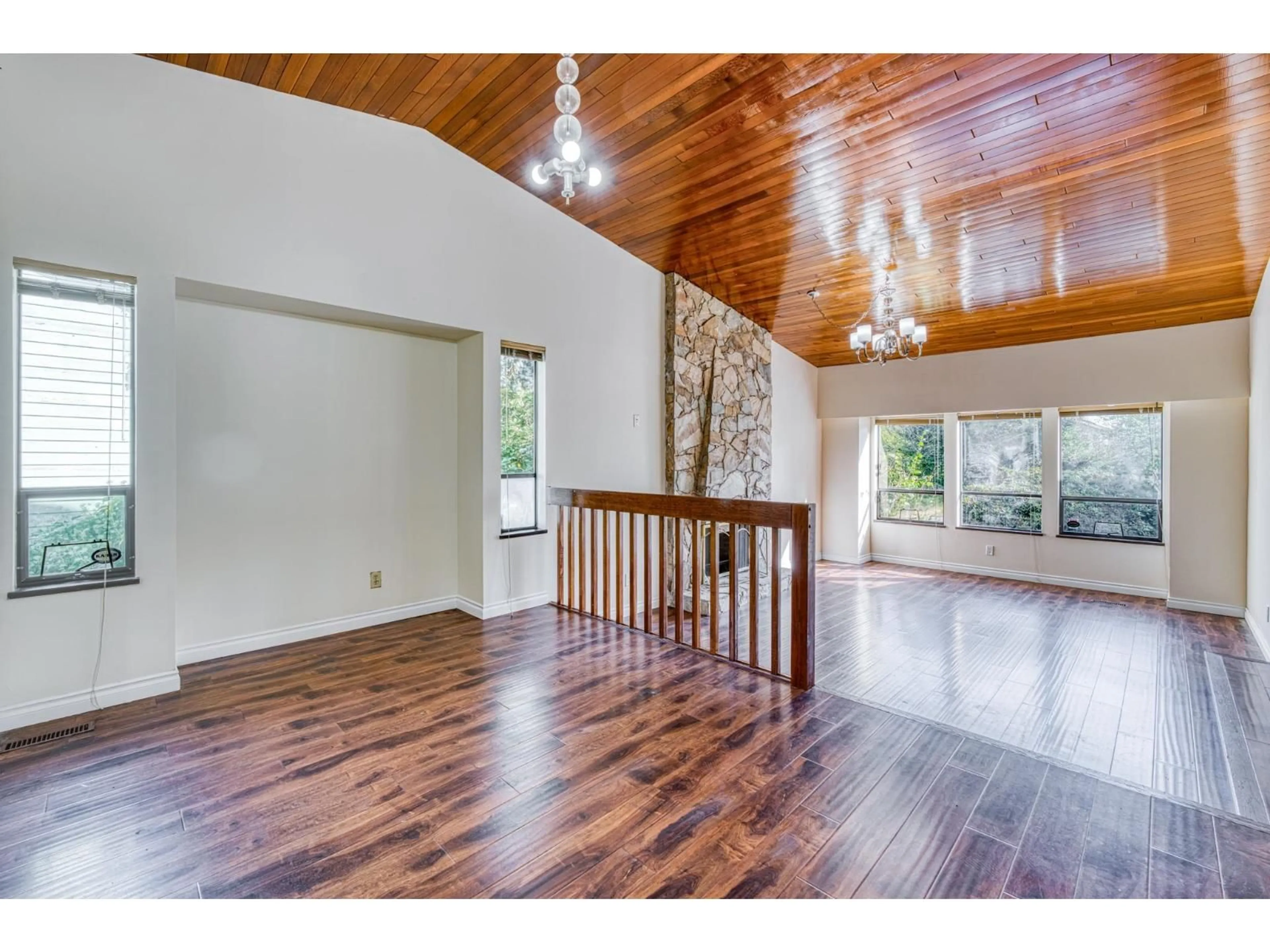 Indoor foyer for 10035 157A, Surrey British Columbia V4N2R5