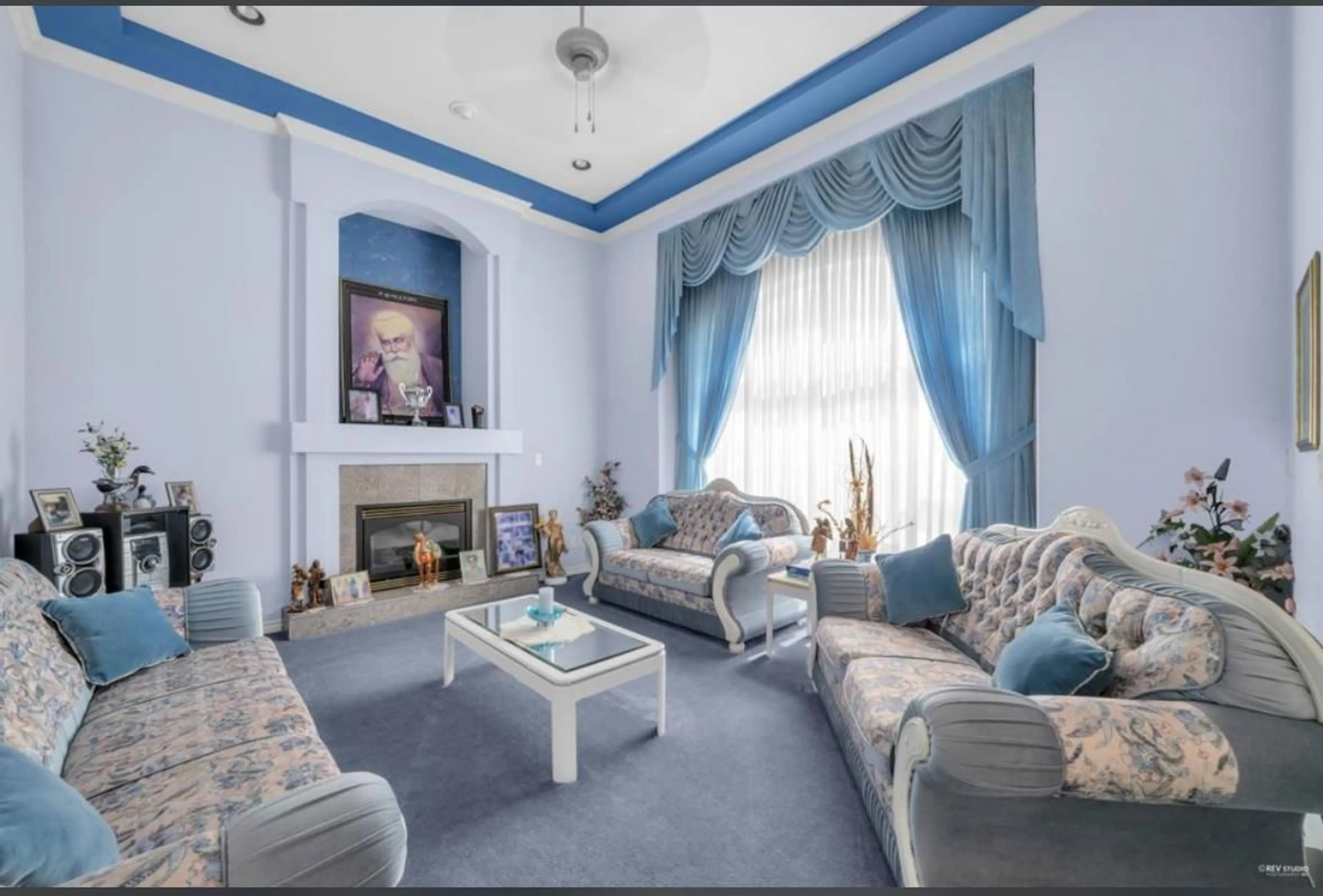 Living room with furniture, carpet floor for 15811 96, Surrey British Columbia V4N2R8
