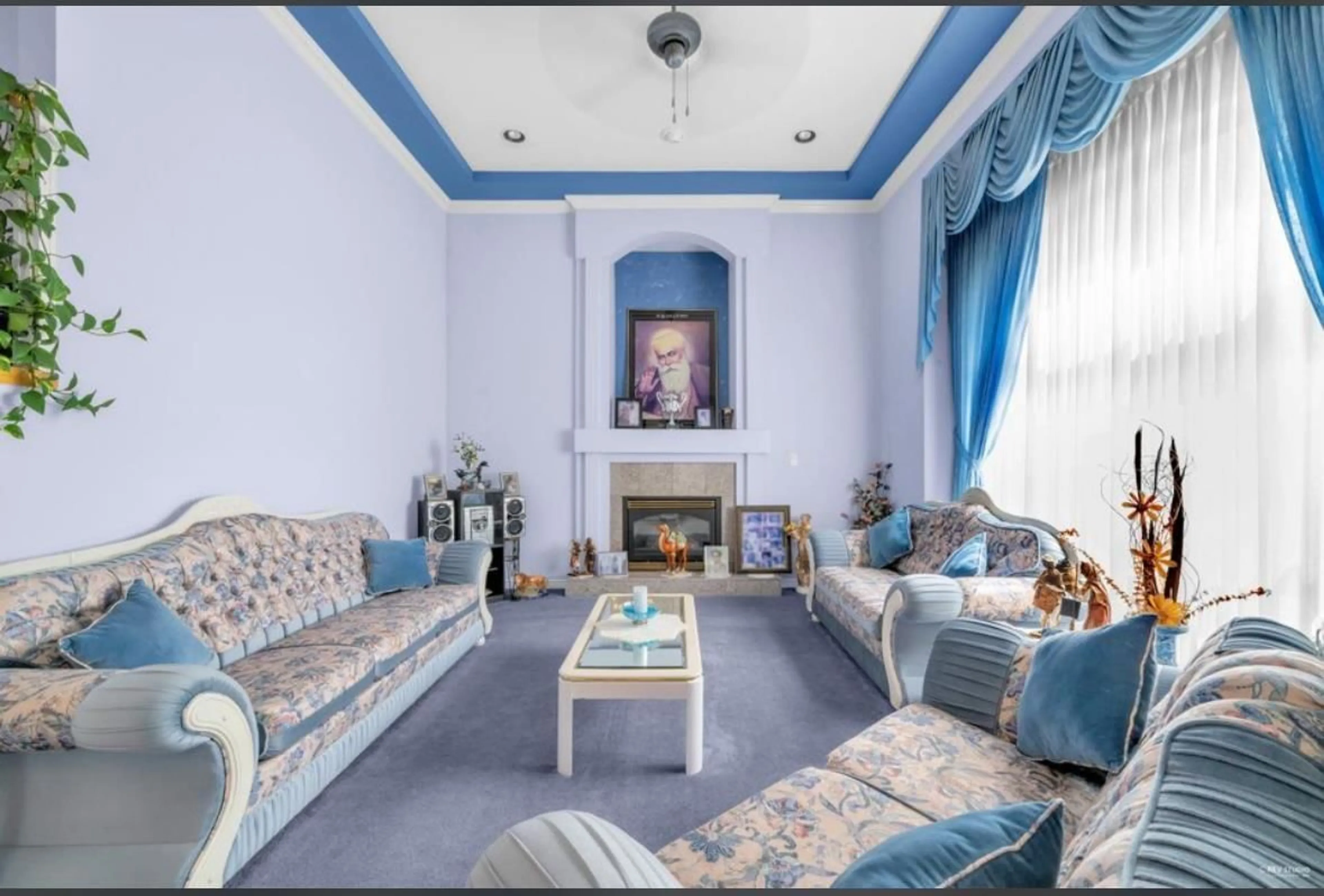 Living room with furniture, carpet floor for 15811 96, Surrey British Columbia V4N2R8