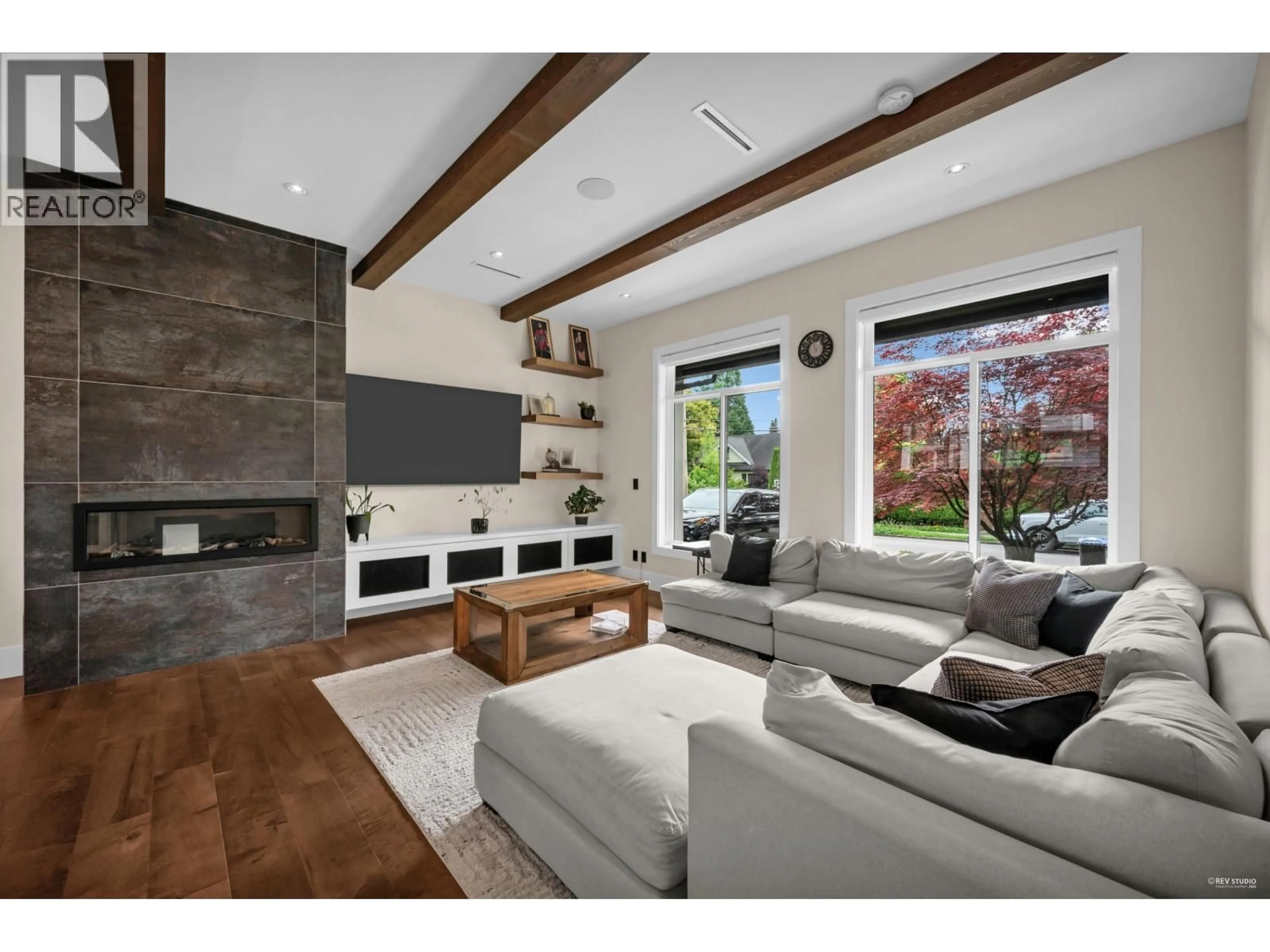 Living room with furniture, unknown for 929 FOURTH STREET, New Westminster British Columbia V3L2X1