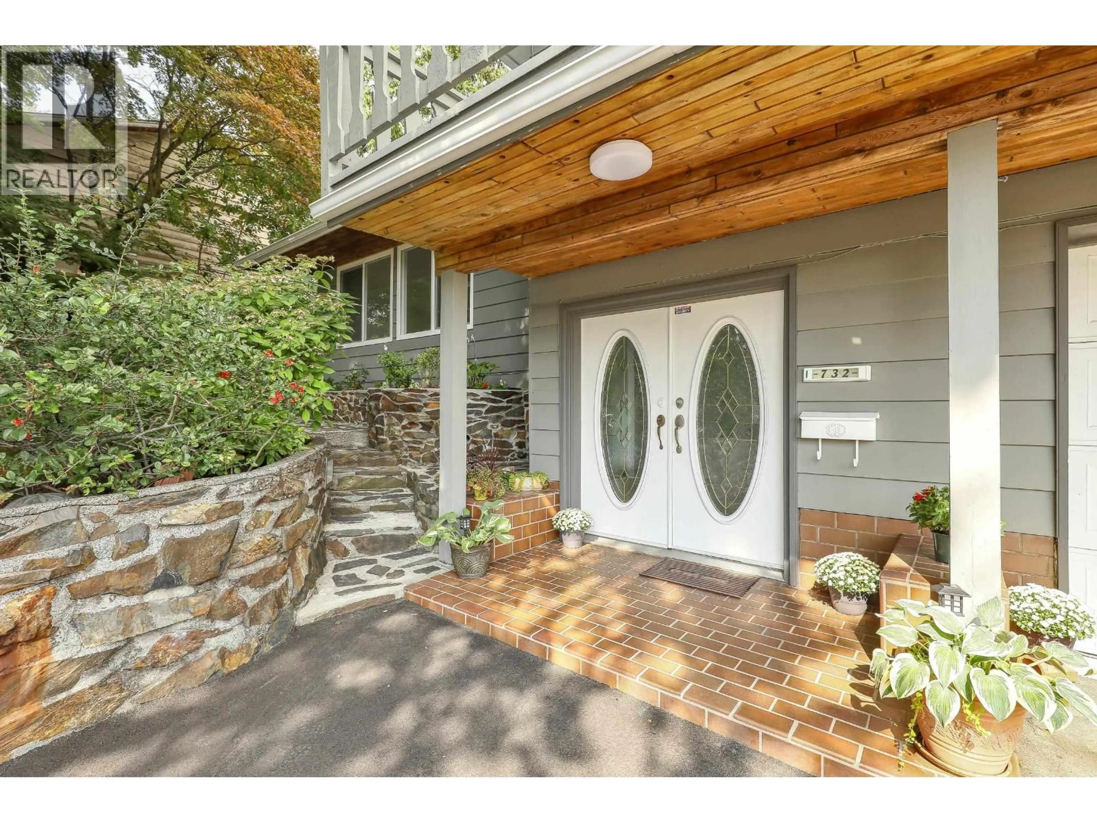 Indoor entryway for 732 29TH STREET, North Vancouver British Columbia V7K1B3