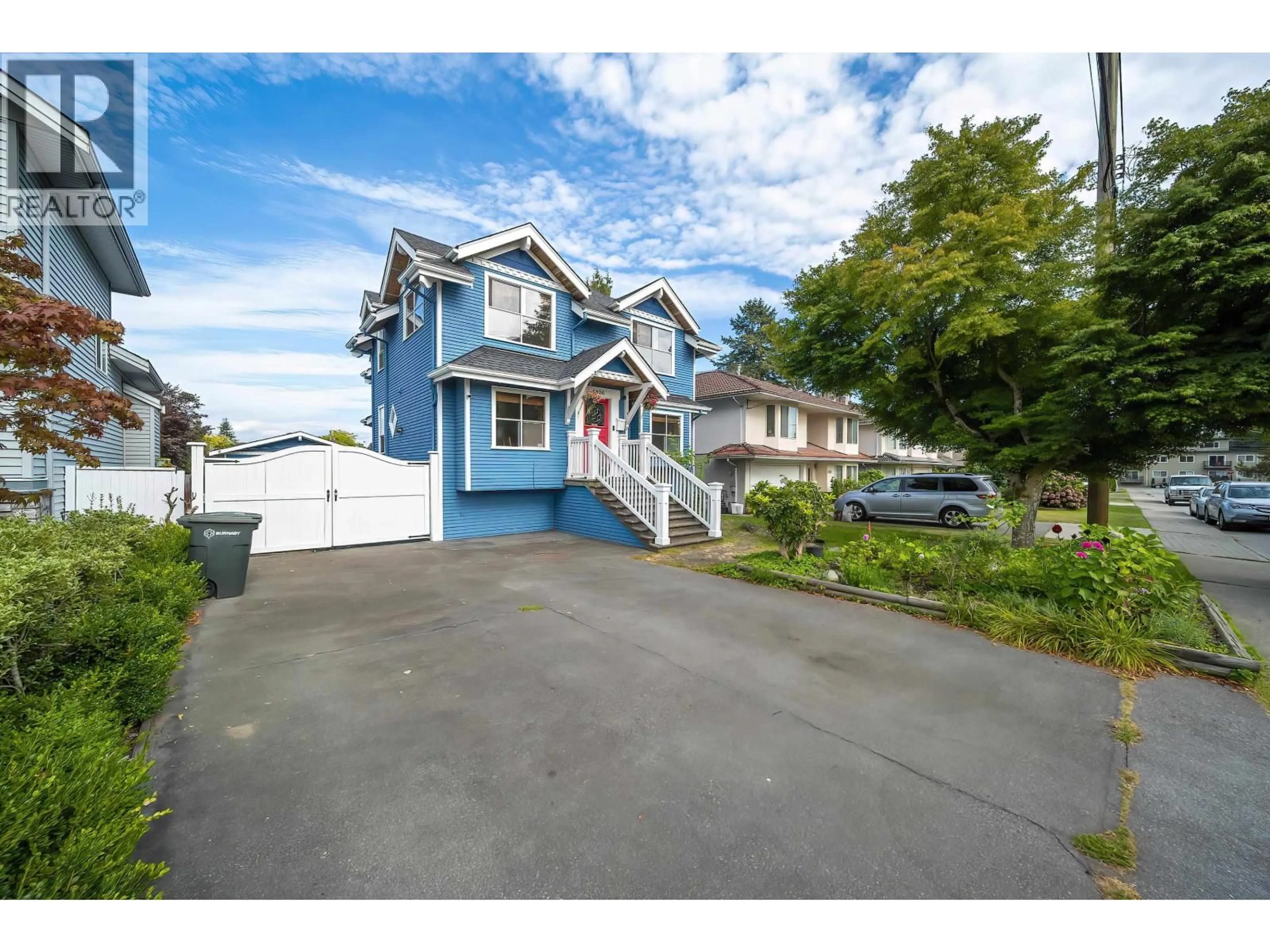 A pic from outside/outdoor area/front of a property/back of a property/a pic from drone, street for 6806 LINDEN AVENUE, Burnaby British Columbia V5E3G4
