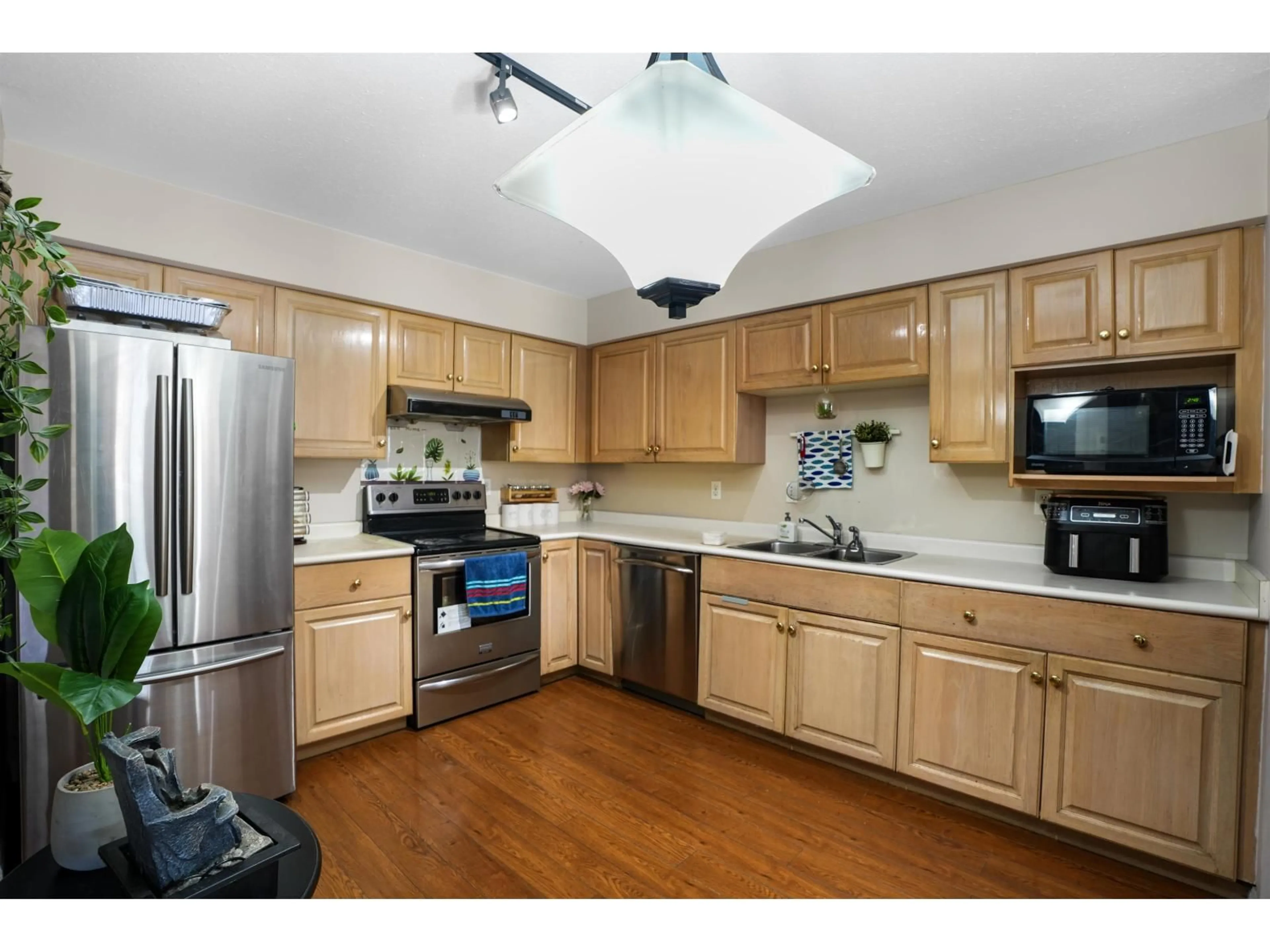 Standard kitchen, wood/laminate floor for 316 - 12101 80, Surrey British Columbia V3W5V6