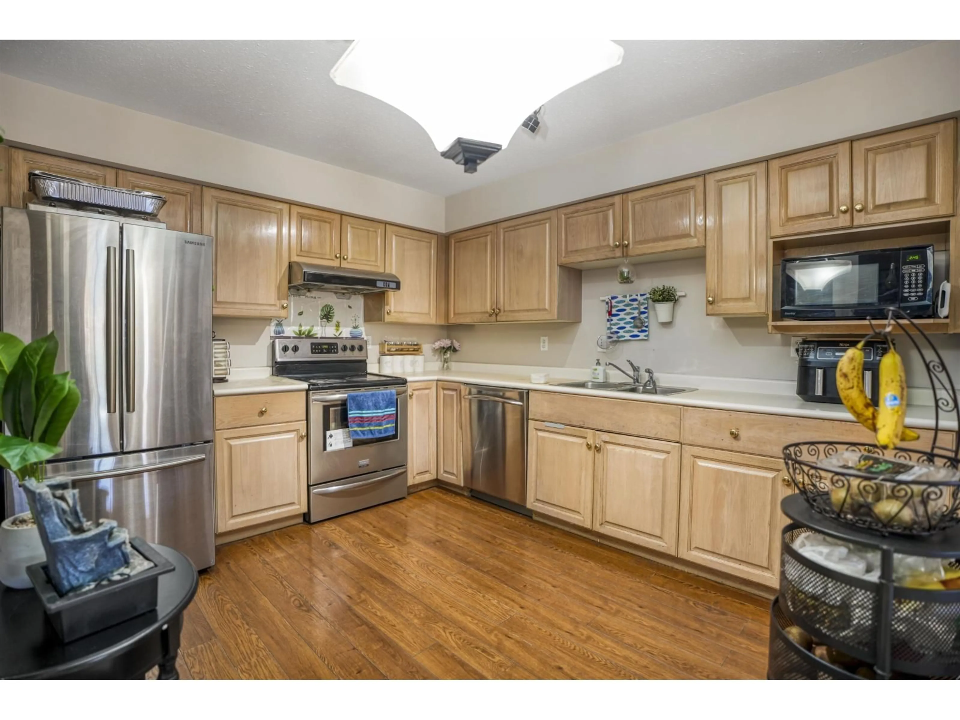 Standard kitchen, wood/laminate floor for 316 - 12101 80, Surrey British Columbia V3W5V6