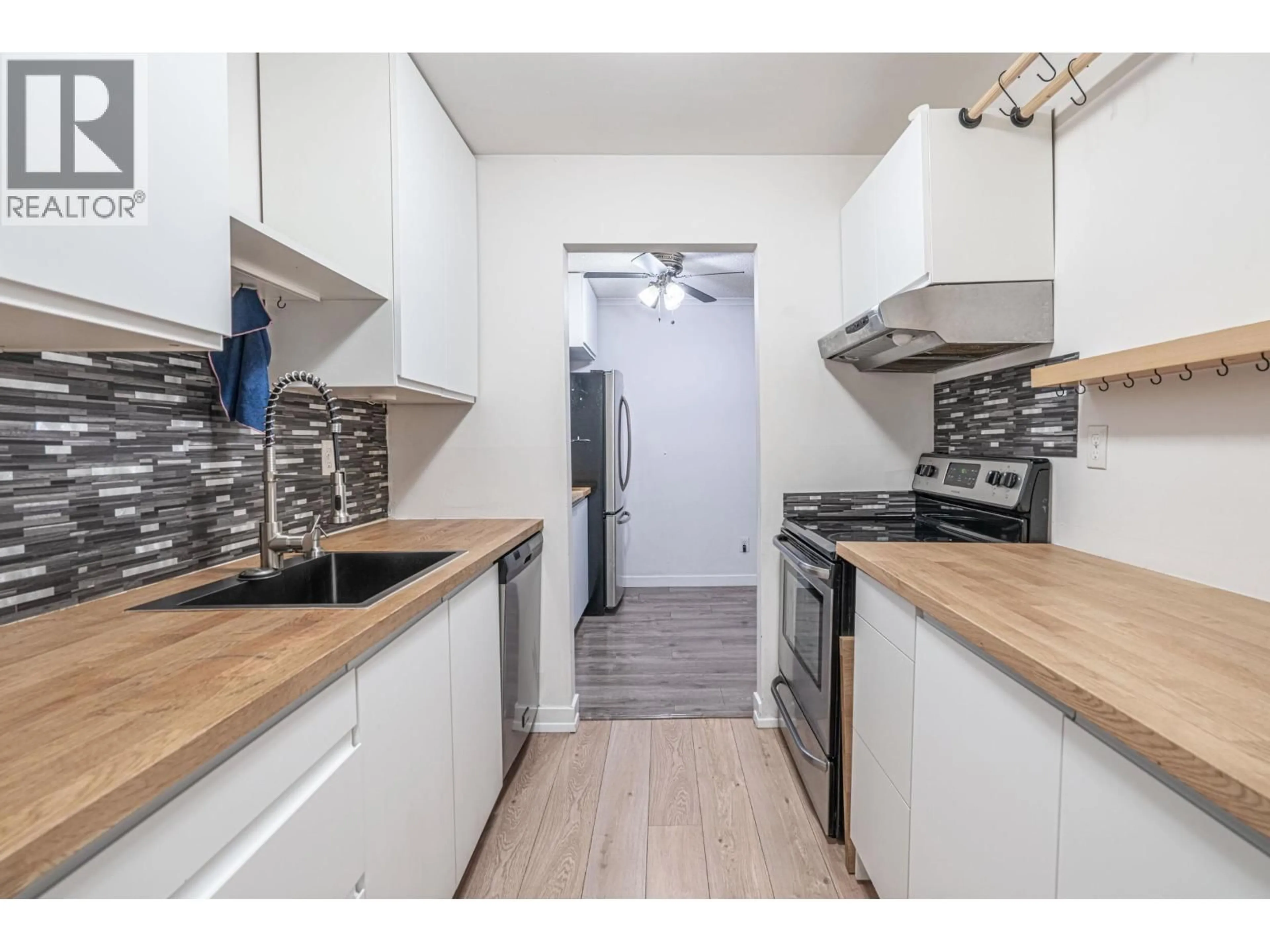 Standard kitchen, wood/laminate floor for 105 - 9584 MANCHESTER DRIVE, Burnaby British Columbia V3N4R1