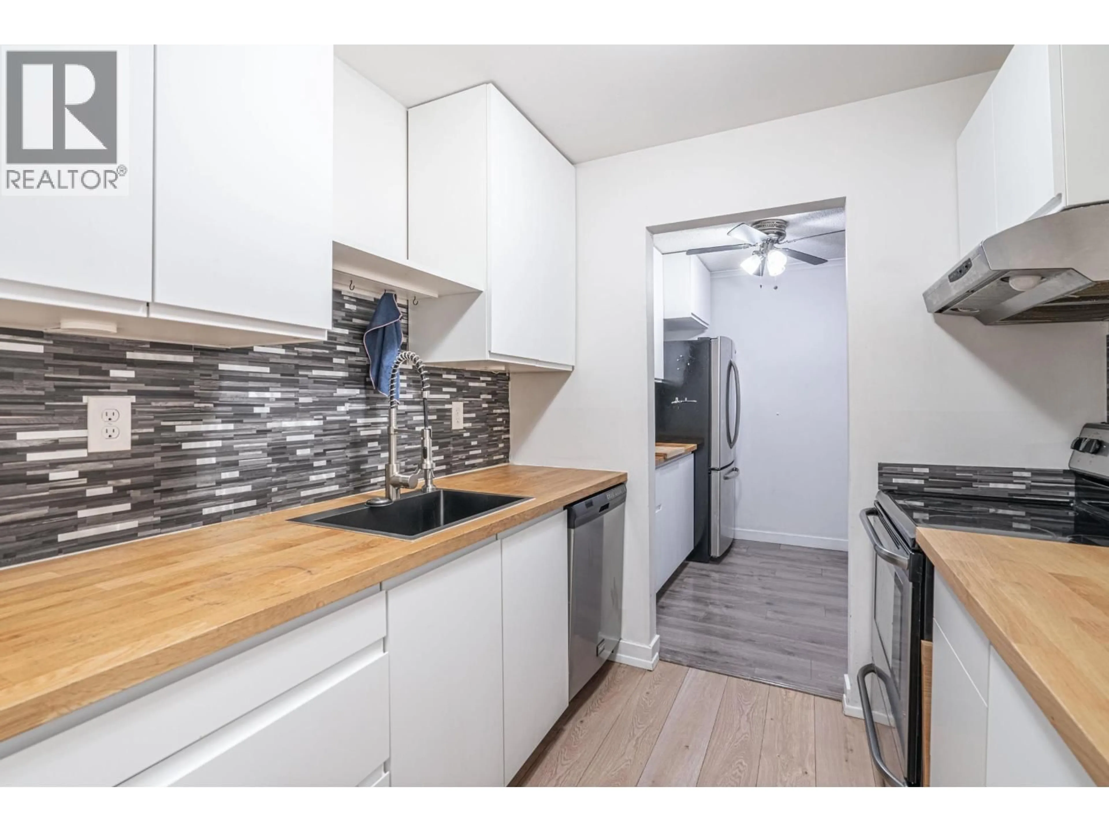 Standard kitchen, wood/laminate floor for 105 - 9584 MANCHESTER DRIVE, Burnaby British Columbia V3N4R1