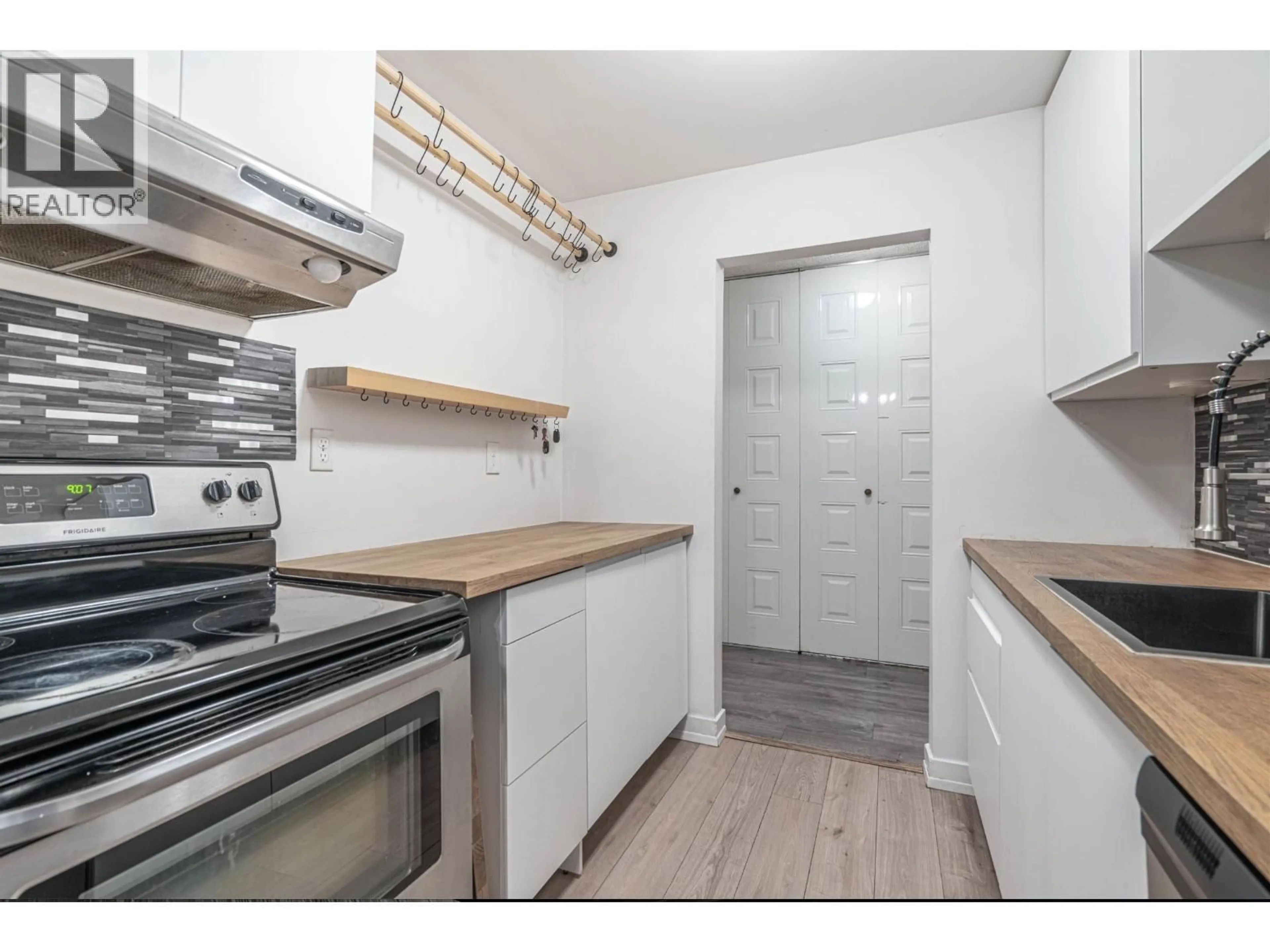 Standard kitchen, unknown for 105 - 9584 MANCHESTER DRIVE, Burnaby British Columbia V3N4R1