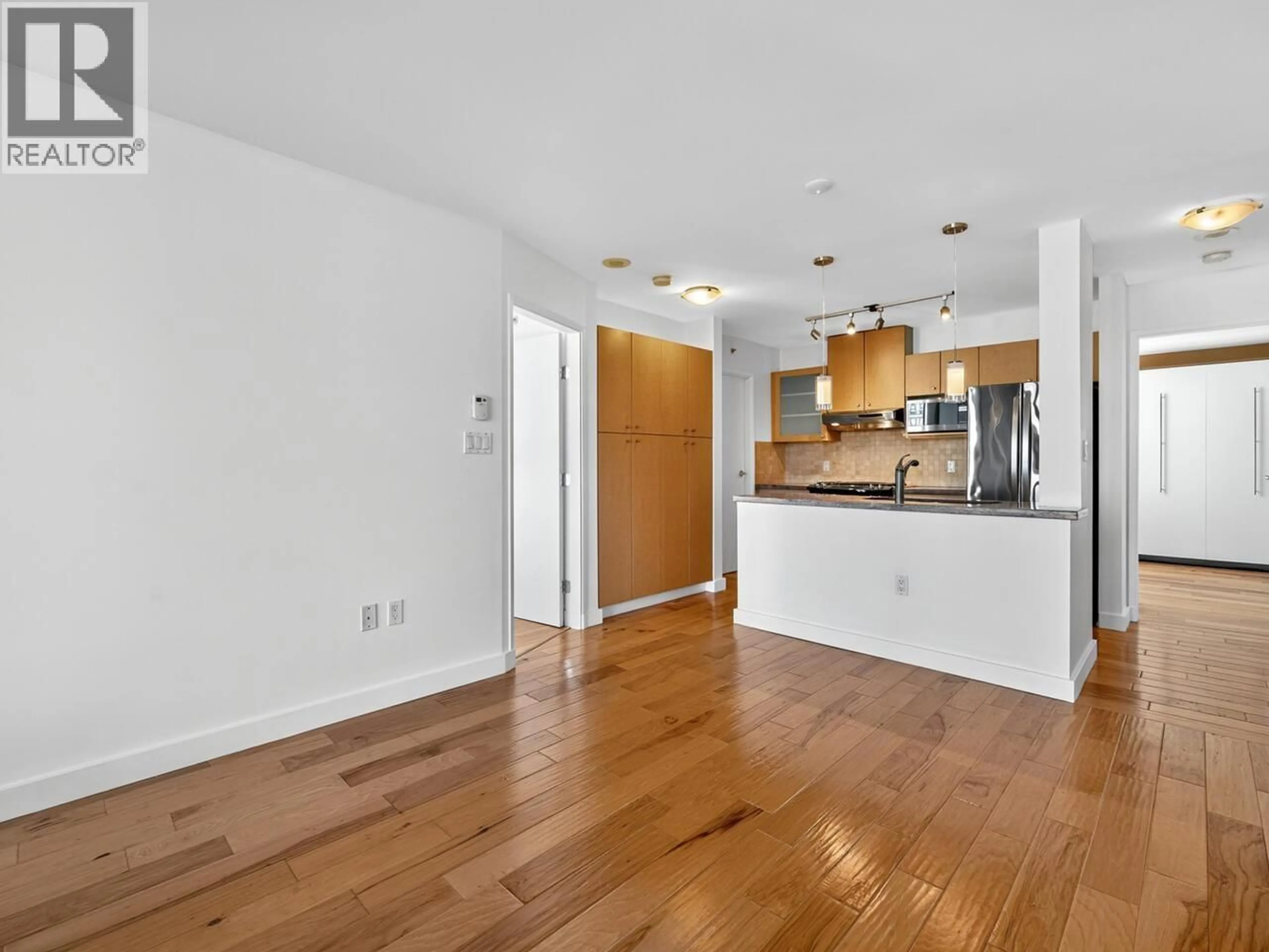 Open concept kitchen, wood/laminate floor for 907 - 124 1ST STREET, North Vancouver British Columbia V7M3N3