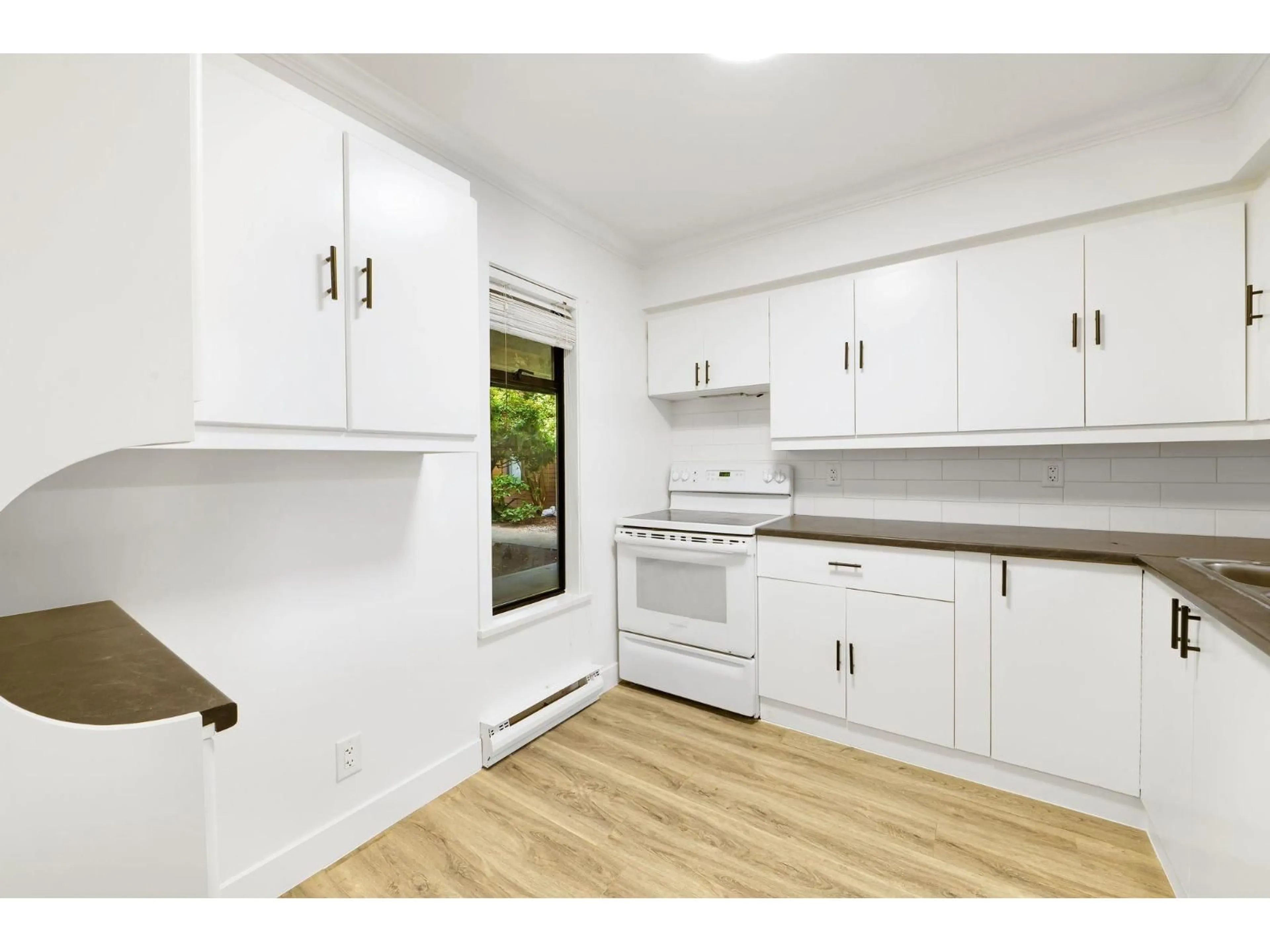 Standard kitchen, unknown for 310 - 10620 150, Surrey British Columbia V3R7R9