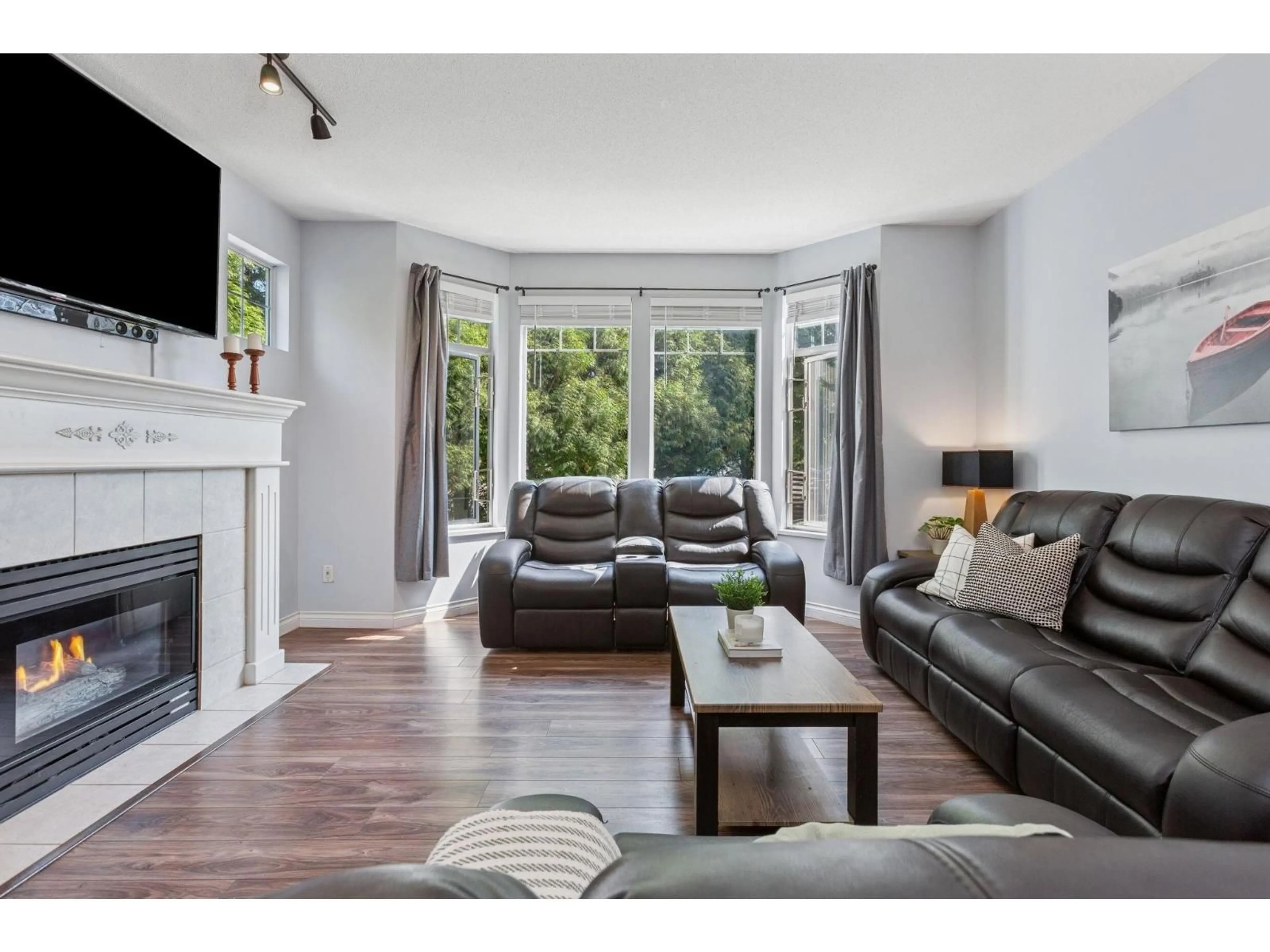 Living room with furniture, wood/laminate floor for 111 - 20897 57, Langley British Columbia V3A8L5